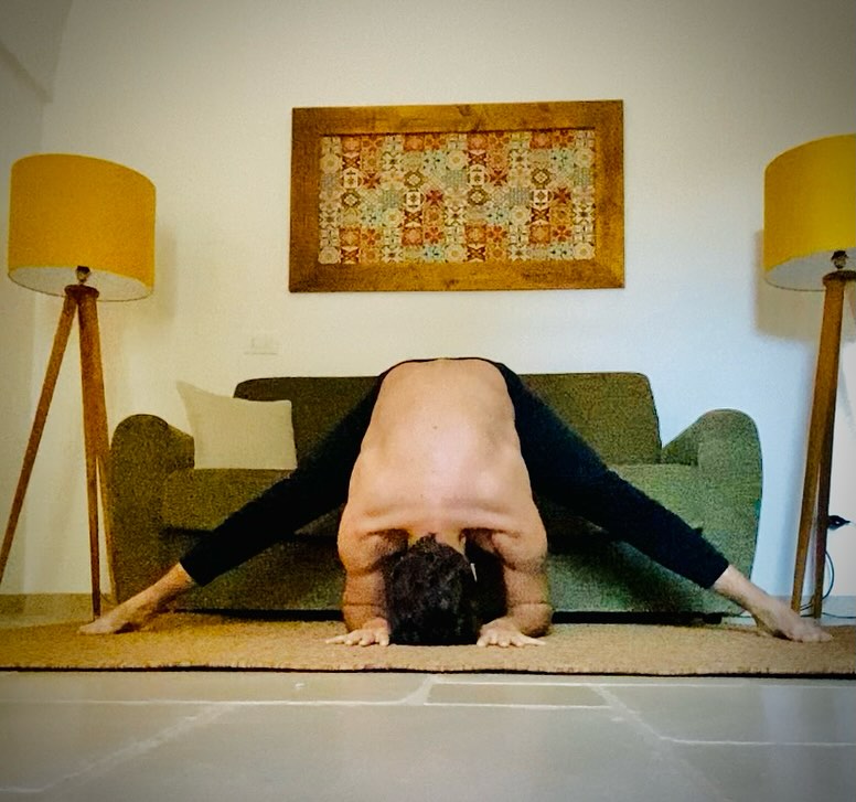 Have you ever woken up inspired by the music on the radio and replayed it with a yoga flow? This is me sometimes. Last pic is a video flow on a music by The Doors. #yogamoments #thedoors #yogapractice #italy #morningflow #liftmeup