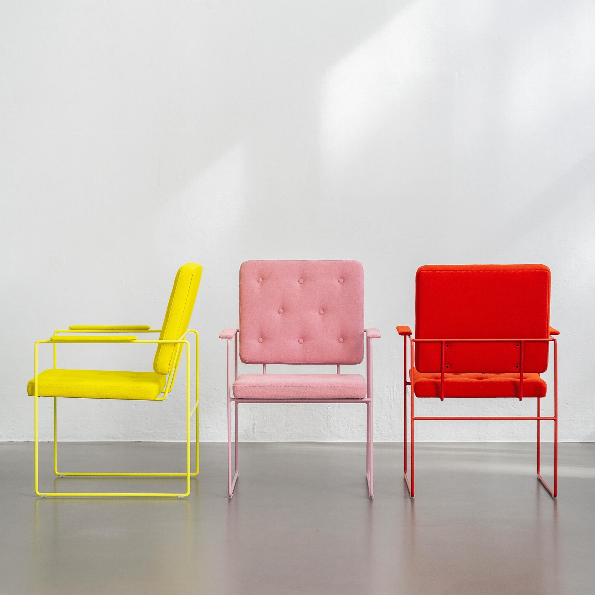 SWELL TIME ARM CHAIRS
Graphic and graceful – these are the characteristics of the members of the SWELL TIME family. A slender frame made of round steel bars becomes the basis for the precisely crafted upholstery elements made of VIDAR 4 by Raf Simonds for Kavdrat. The design puts contrasts in a dialogue: cool metal meets warm textures and soft surfaces. Every detail has been worked out to optimally fullfil its function, but also to ensure a homogeneous overall appearance. Textile-covered, deliberately discreet armrests seem to balance on the round steel, while the narrow and comfortable seat and back cushions are fixed on just three cross struts. Hidden among all the clear lines is a stylistic nod to lounger history: the button-stitching is a style homage to the British Chesterfield armchairs, the archetype of the club chair. Designed and manufactured in Hamburg, Germany.