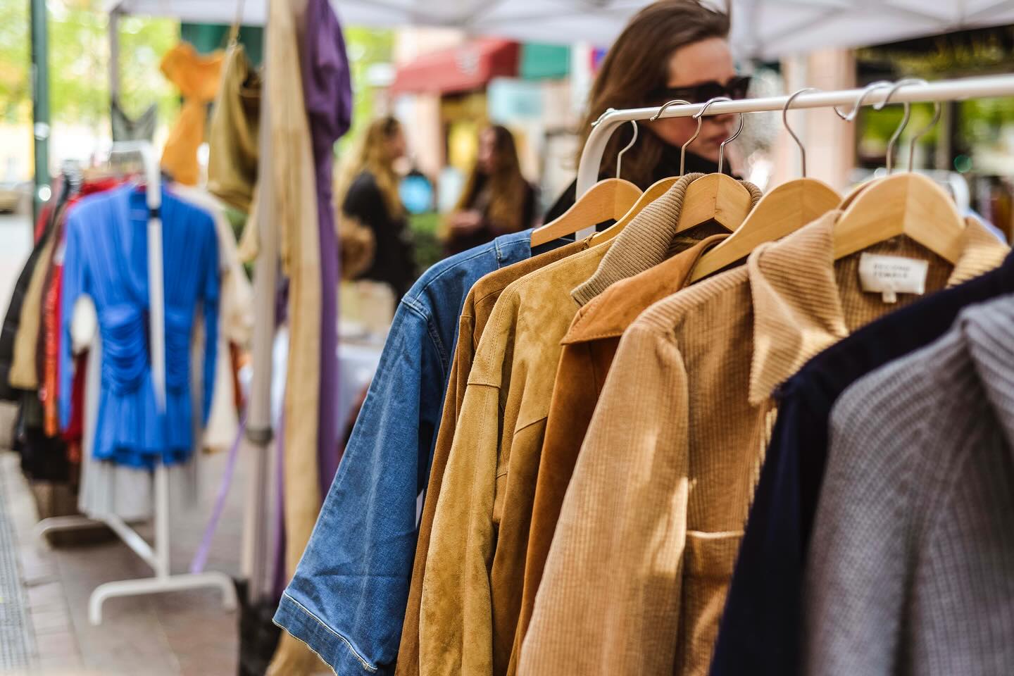 27.april så arrangerer vi suksessen mote og gjenbruk på Grønlands torg!👗👠
Bli med på et miljøvennlig event fullt av spennende funn og inspirasjon. Ta med venner og familie for å utforske det beste innenfor mote og samtidig gjøre en positiv forskjell for planeten vår.
Vi sees der! ♻️🩷
📸Foto: @solveigselj
#BærekraftigMote #Gjenbruk #GrønlandsTorg #bruktfunn #brukteskatter #mote #event
