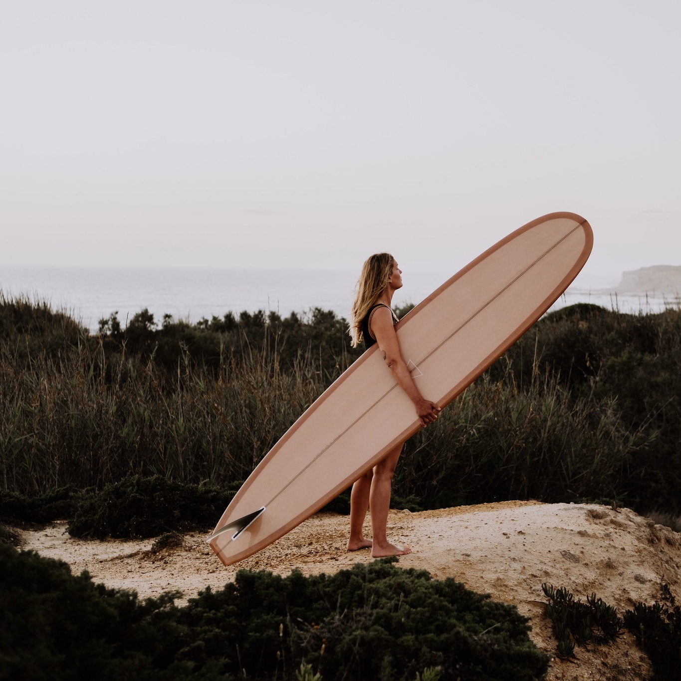 // out of my comfort zone in front of the cam
photo shooting with @ninabotzen.photography thank you for making me feel comfy 🫶🏼
#surfergirl #surfing #surferlife #longboarding #longboardsurf #singlefin #lifestylephotography #photographers #oceanlovers #portugal #ericeira