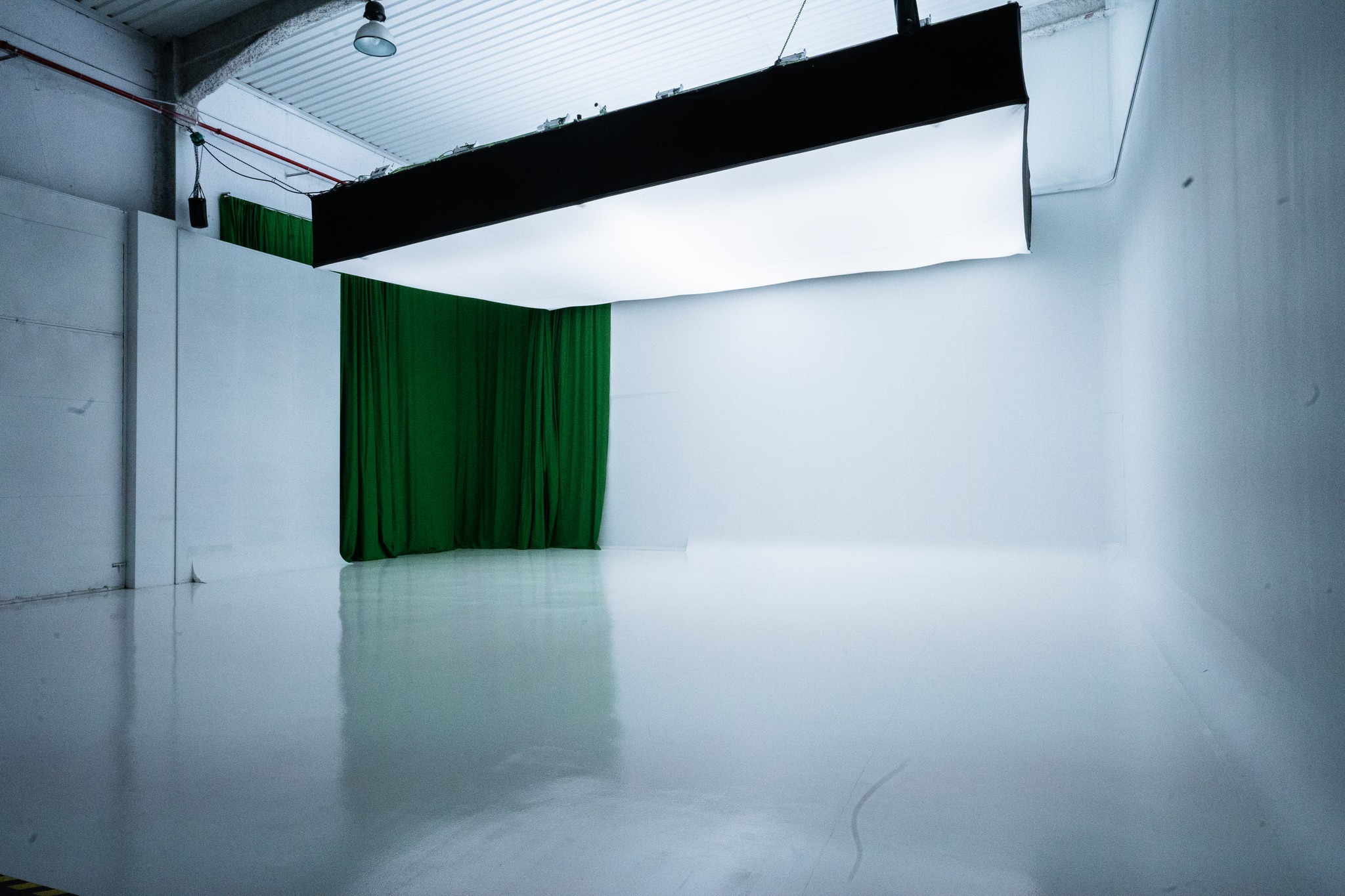 🎬✨ ¡Hoy toca enseñaros nuestro dos platós de grabación! 🌈🎥
Plató con Ciclorama Convertible en Chroma y Plató con Ciclorama Dominante.
Estos son nuestros Sets de grabación principales. Predominantes por su amplitud y equipamiento técnico que permiten
🌟 ¡No dejes pasar esta oportunidad!🚀🎭 #SetsdePlatós #Chromas #EstudiosdeGrabación #CreatividadSinLímites 🌟🎬