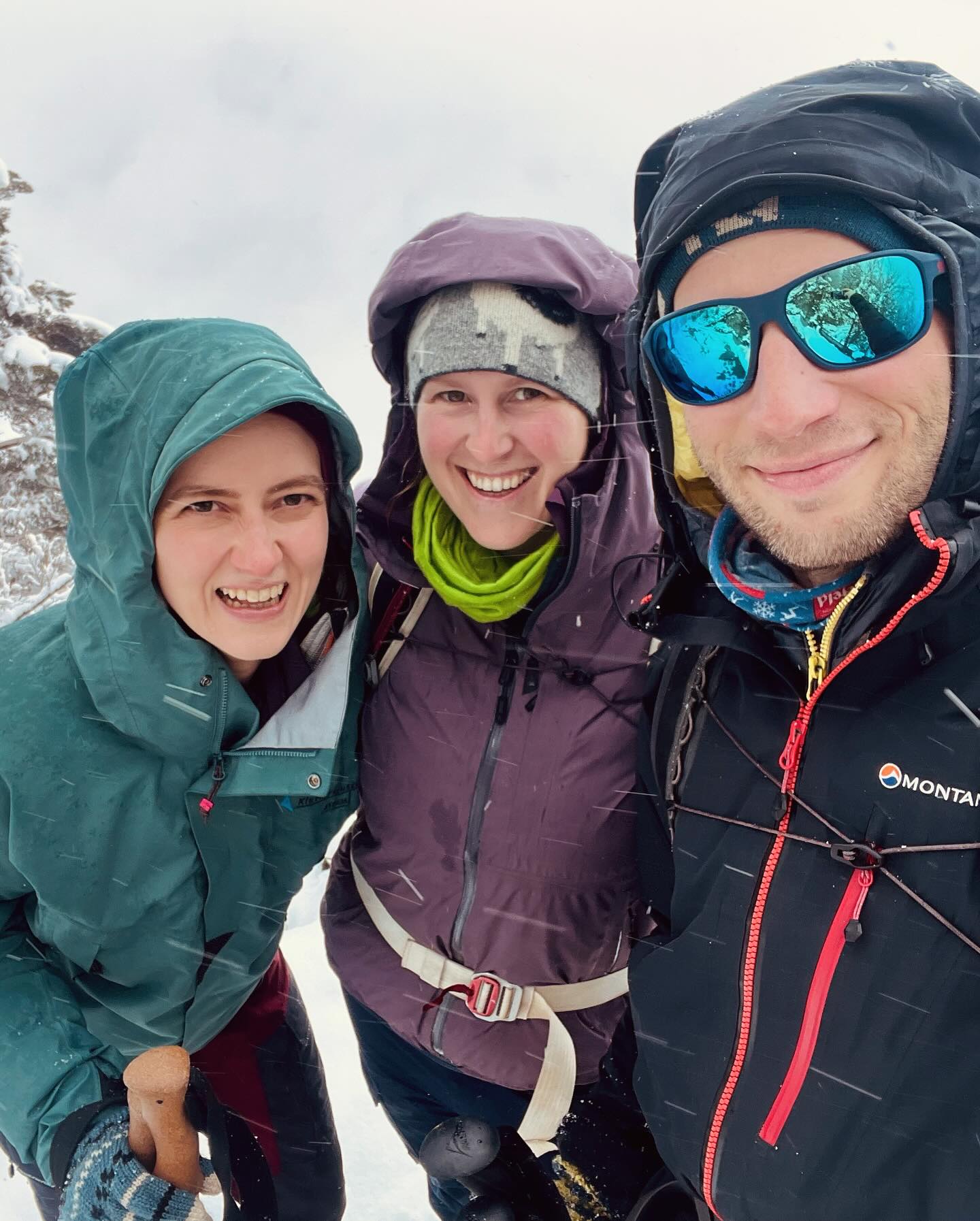 Freunde seit 27 Jahren 🥰
📸 @k_weisleitner
#friendstime #friendship #hiking #snowday #snowinapril