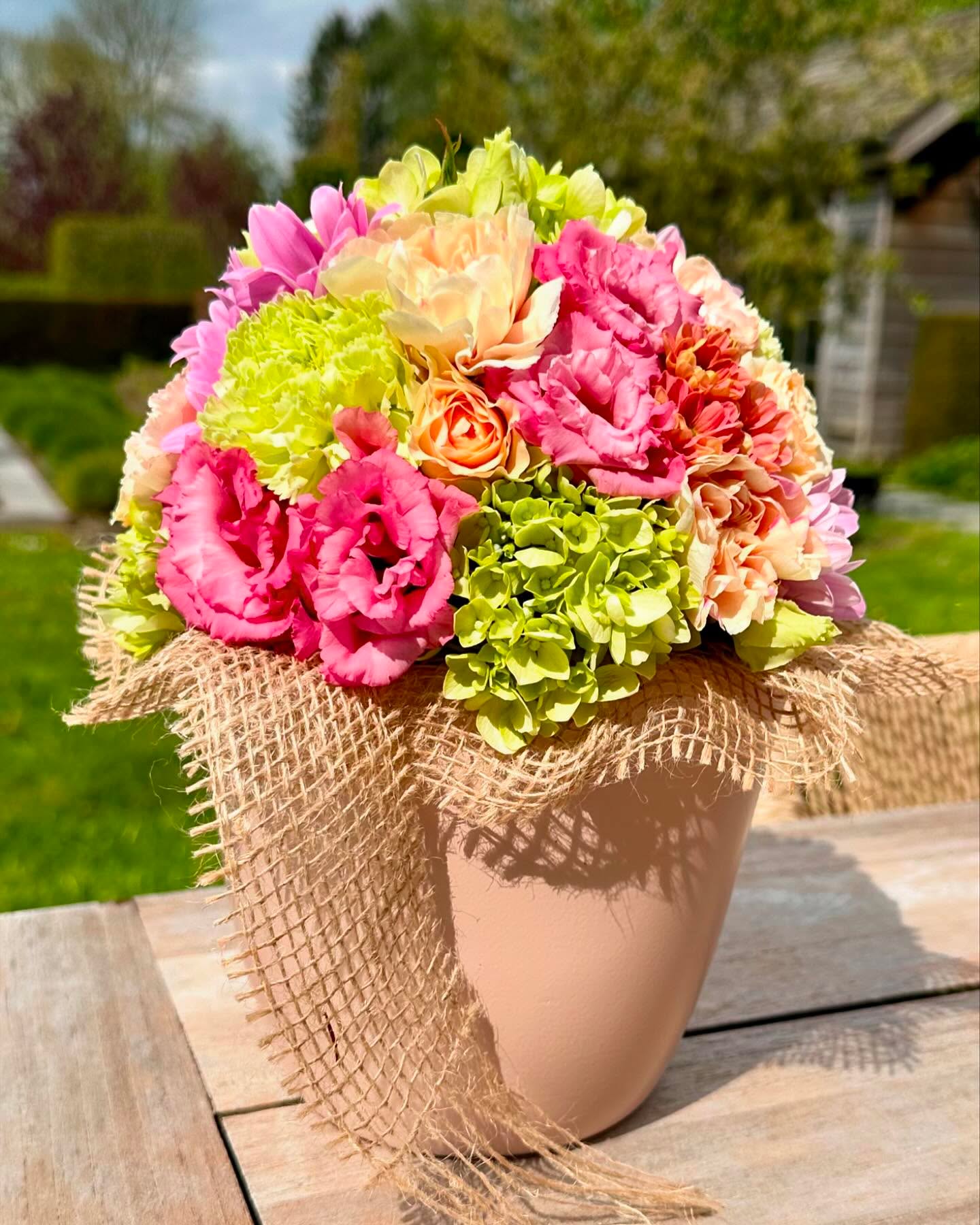 Composition de ce mois d’avril au doux nom de « Boule au Pot ». Bon d’accord, le jeu de mot est peu « pourri » 😂 Peu de bricolage mais du piquage de fleurs légèrement technique au rendez-vous. À bientôt pour notre prochain atelier #fleursaddict #walhain #artfloral #coursdartfloral #agoragroup