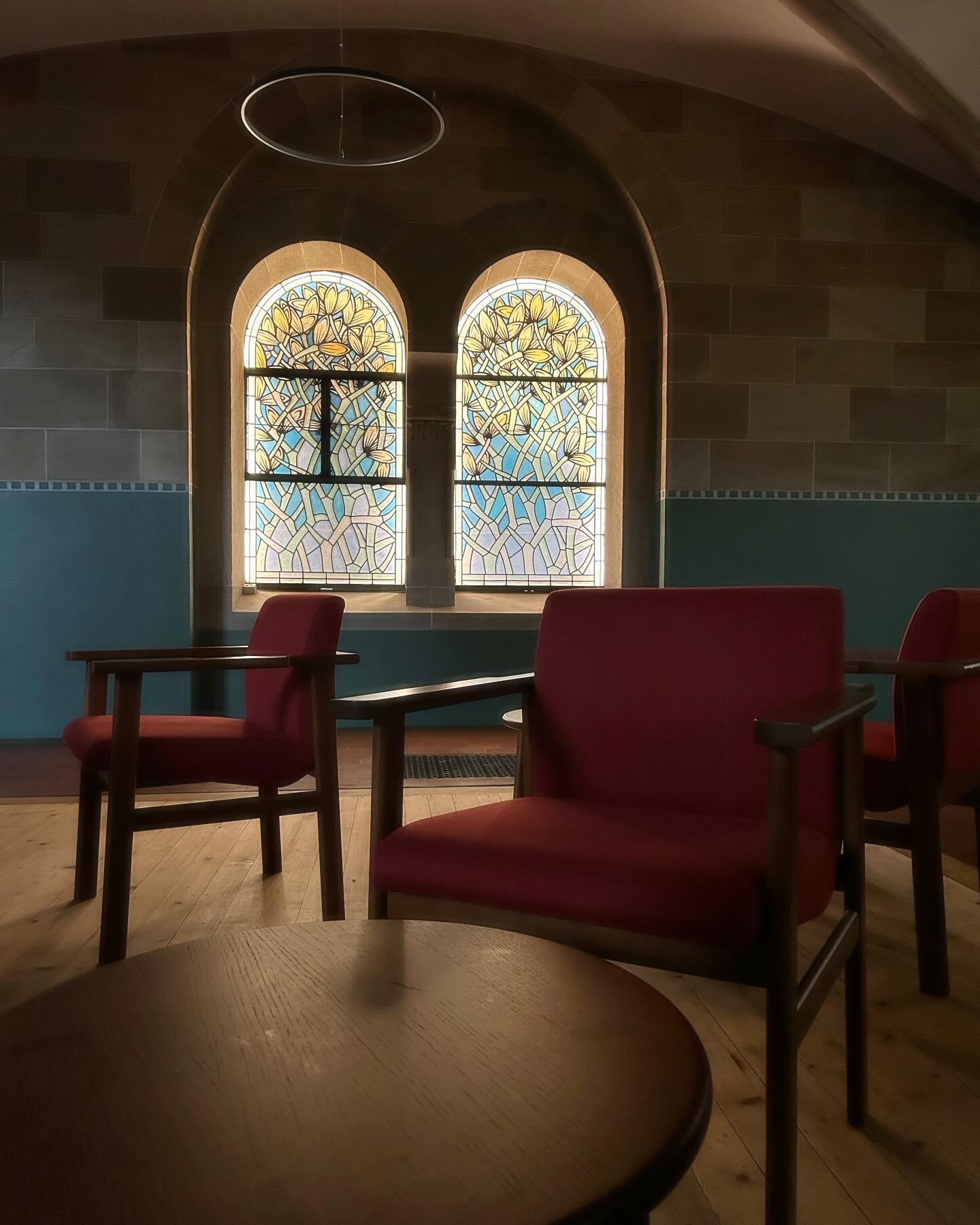 Neue Hinterleuchtung der Binnenfenster: Für ein noch einladenderes und helleres Foyer. Merci @schaublicht für die Installation!
.
.
.
#kulturkirche #pauluskirche #basel #baselswitzerland #lovebasel #saintpaul #stainglass #lighting #design #foyer #lichtdesign #kirchenfenster