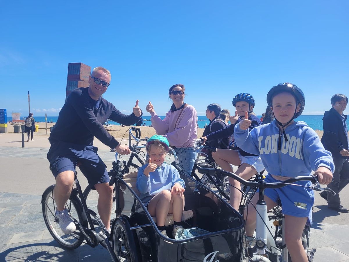 De gezelligste familie fietstours in Barcelona met kinderfietsen, zitjes achterop voor de allerkleinsten of met de bakfiets. De route en verhalen aangepast aan de leeftijden van de kinderen.
Mucho Gusto Tours maakt fietsen in Barcelona een feestje voor het hele gezin. 🚲 ☀️