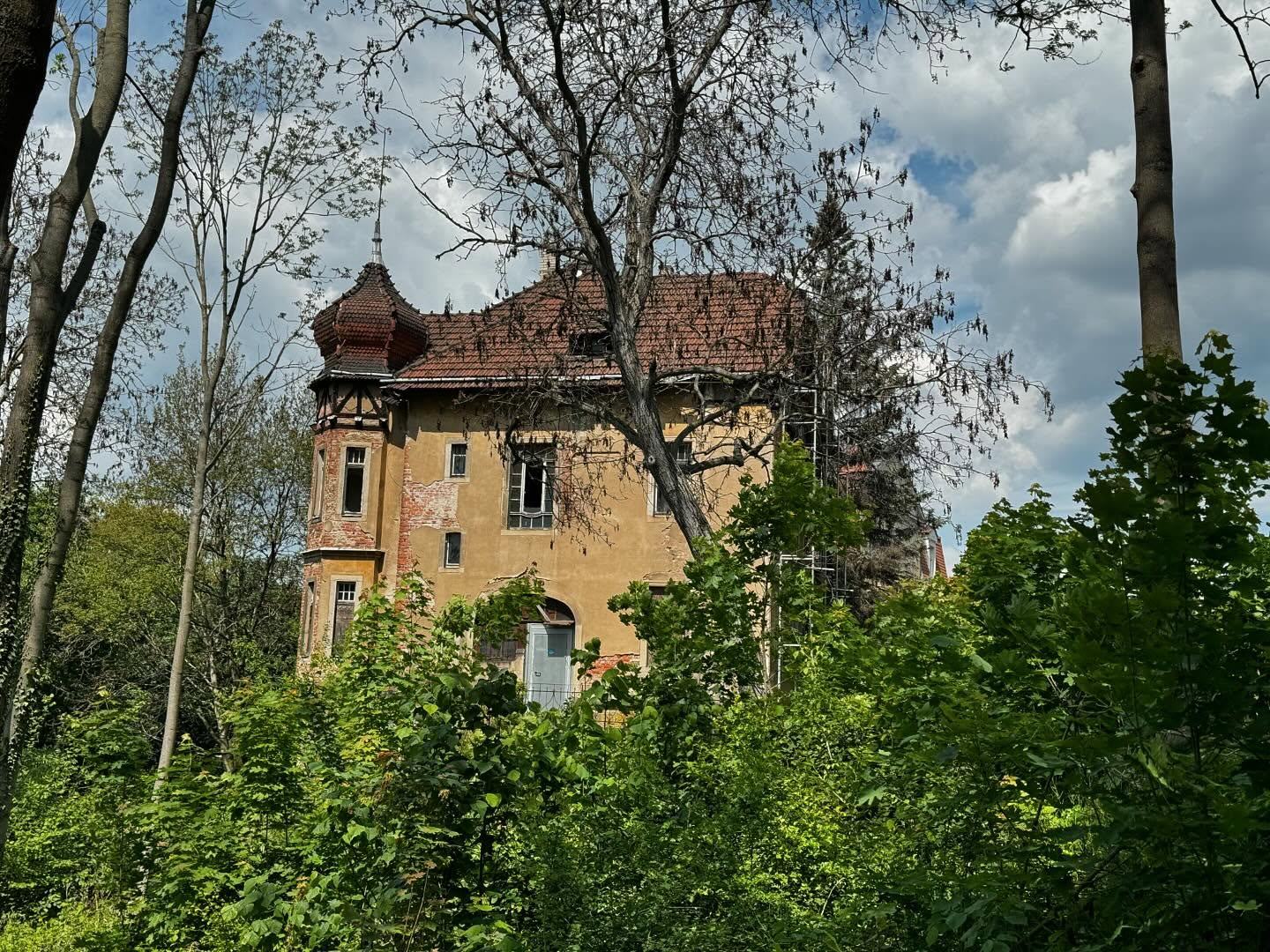 Diese wundervolle Denkmal 🏛️ Villa ist noch im Dornröschenschlaf 🌹💐… wir starten jetzt mit dem Verkauf dieser einzigartigen Villa und im Herbst startet dann die Sanierung 🏗️.
.
.
.
#denkmalimmobilien
#steuernsparen
#denkmalafa
#steuernsparenmachtglücklich
#immobilieninvestment
#werteerhalten
#jugendstil
#kfwförderung
#kfw
#kapitalanlage
#sachsen
#denkmal-nach.com
