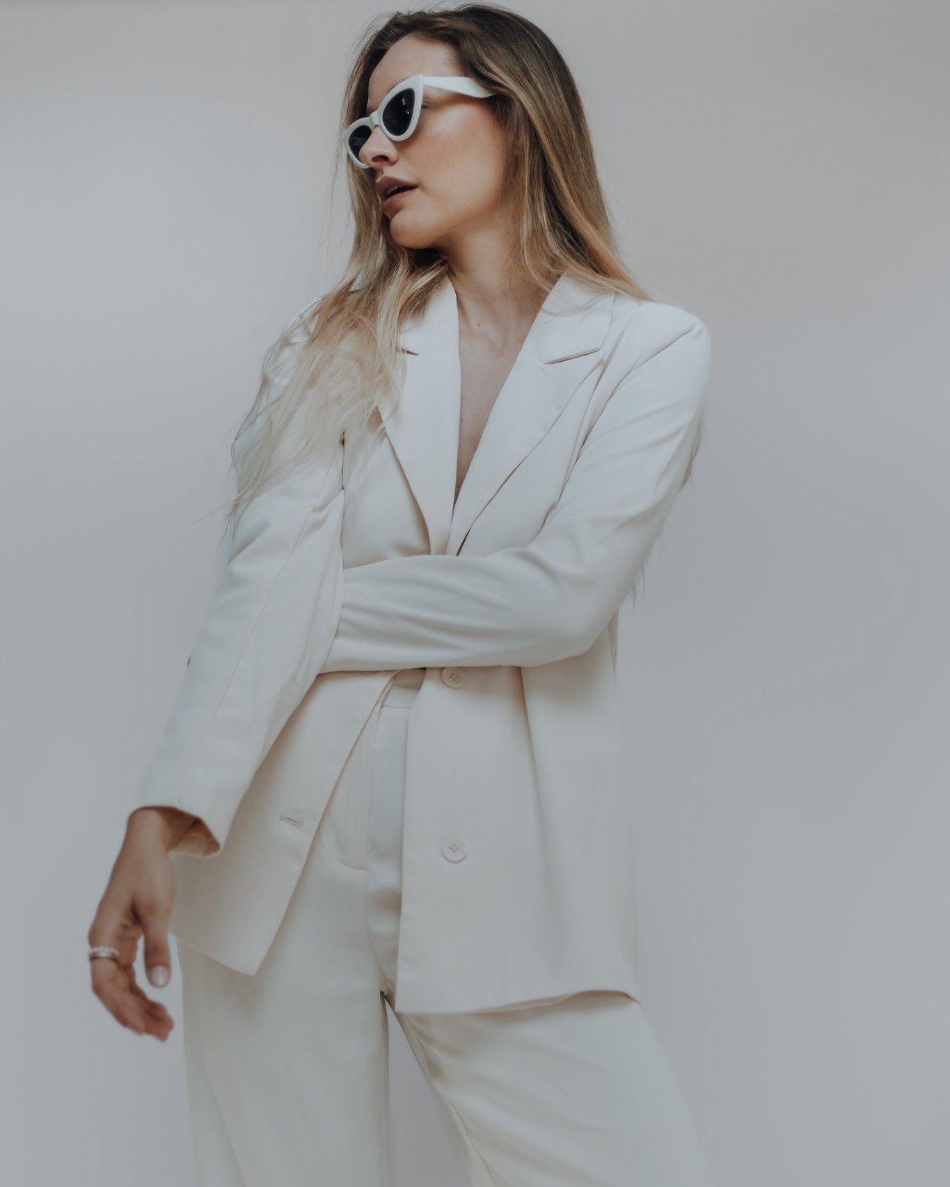 // studio session in my home studio with @juleees.pts
#studiophotogrpahy #studio #homestudio #photography #model #fashion #sunglasses #beauty #photographer #photoshoot #photoshooting