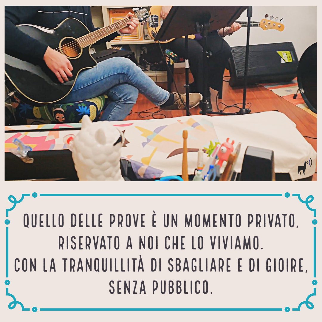 Progetto MUSICA INSIEME”
Vorrei potervi far vedere ciò che succede durante le prove dei gruppi di musica d’insieme.
Sono così soddisfatta del lavoro che stiamo facendo che vorrei filmare ogni piccola risata e ogni folle spiegazione di qualche passaggio difficile, e catturare quelle piccole preoccupazioni che si trasformano in sorridi soddisfatti a fine prove.
E vorrei che anche voi poteste vedere quanto la musica possa unire le persone, che pur essendosi viste per la prima volta, dopo un’ora di prove scherzano tra loro come amici.
O farvi entusiasmare, come succede a noi insegnanti, nel vedere i nostri allievi crescere musicalmente giorno dopo giorno.
Mi piacerebbe potervi sommergere di foto e video di questi momenti speciali.
Ma credo che quello delle prove, come quello delle lezioni, sia un momento privato, riservato a noi che lo viviamo.
Con la tranquillità di sbagliare e di gioire,
Senza pubblico.
Quindi vi lascio con questa foto rubata, fino a quando potrete condividere con loro il traguardo di questo percorso durante l’esibizione dell’8 Giugno.