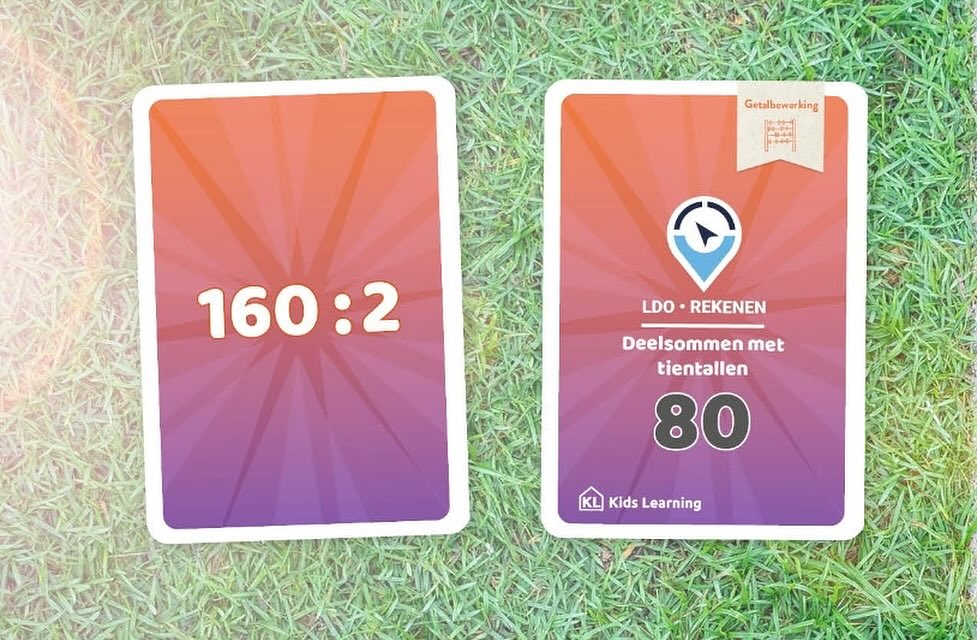 🌟🔢 Buiten spelen en leren tegelijk? Dat kan met onze Rekenspellen voor buiten! 🌳✨
🔍 Sommen verstoppertje
Laat de kinderen hun rekenvaardigheden testen terwijl ze verstoppertje spelen! Elk kind krijgt een kaartje met een som of een getal erop. De helft van de kinderen verstopt zich terwijl de anderen aftellen. Dan begint het zoeken! Als je een verstopt kind vindt, los je zijn of haar som op. Daarna wisselen van rol en weer verder! Zo worden niet alleen verstopte kinderen gevonden, maar ook talloze sommen opgelost! 🎉
🚫 Geen kaartspellen met sommen beschikbaar?
Geen probleem! Ontdek onze kaartspellen van LDO Rekenen - Getalbewerking. Deze kaarten bevatten plus- en minsommen, delen en vermenigvuldigingen, en lopen op in moeilijkheidsgraad. 🃏
👀 Benieuwd naar onze kaartspellen met sommen? Bekijk en bestel ze hier: #linkinbio
Laat de kinderen genieten van het buiten zijn én hun rekenvaardigheden verbeteren! 🌈🧠 #Rekenen #BuitenSpelen #educatiefspel