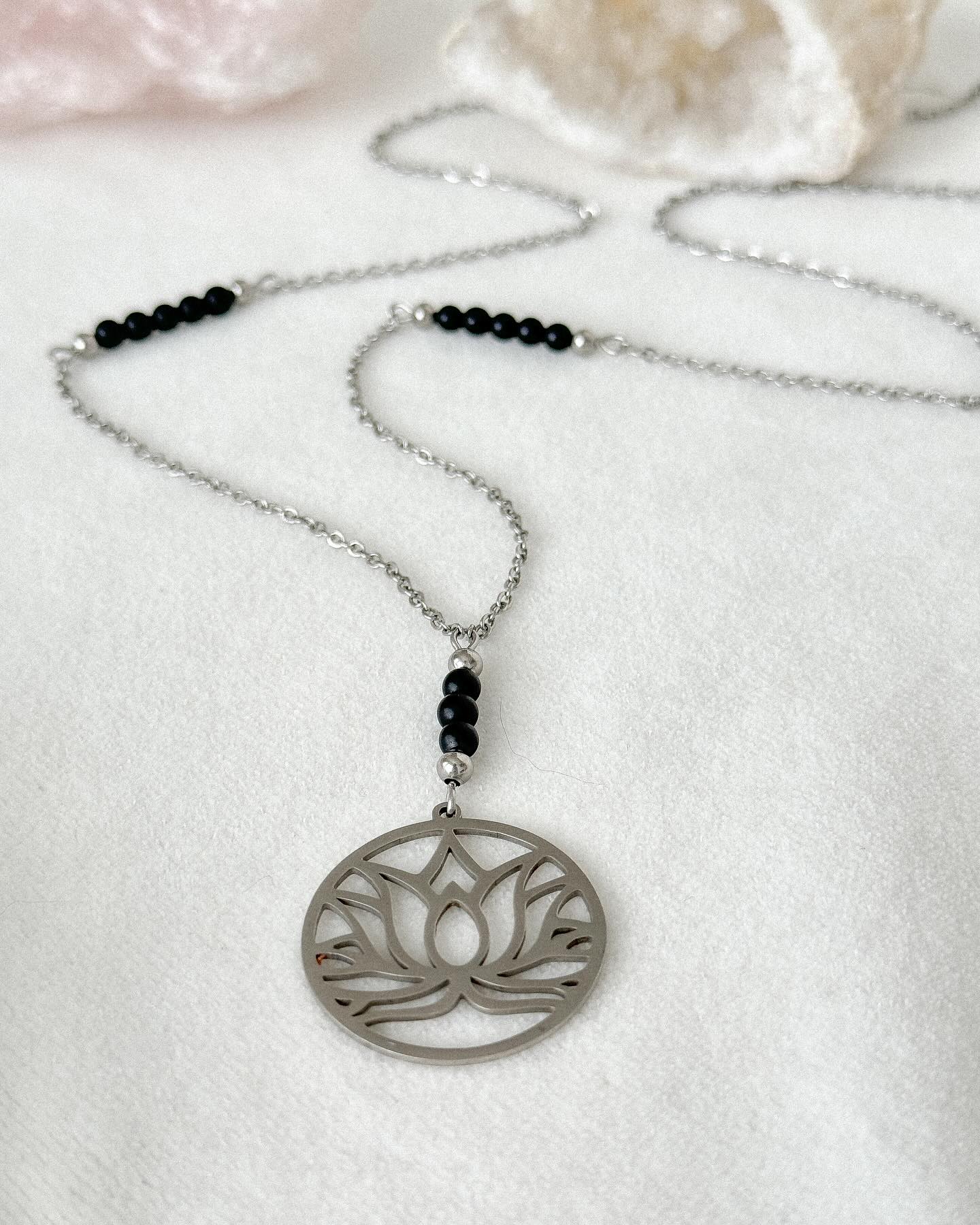 Coucou à vous,
Je viens de rajouter ce sautoir en tourmaline noire sur la boutique en ligne.
Dans les moments d’incertitude, de bouleversement, la tourmaline noire peut être une alliée de taille pour nous aider à gérer nos émotions. Elle nous aide à rester stable, bien ancrer dans le présent, afin d’affronter au mieux les défis de la vie.
#lithotherapie #tourmalinenoire #ancrage #émotions #énergie #positive #resilience