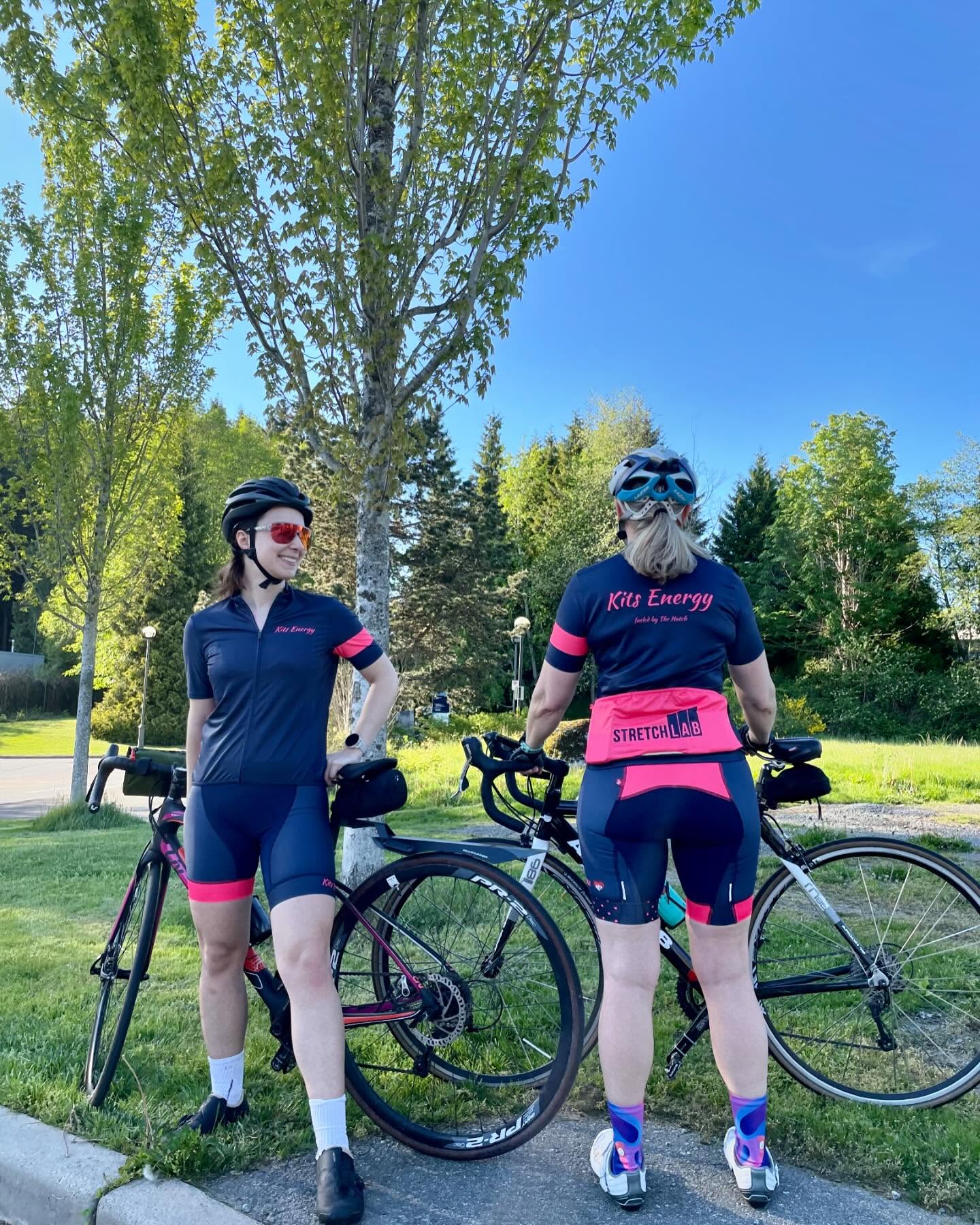 We picked a more subtle streamlined design for the cycling kits this season, that is sure to make us faster! #newkitday #bebrightbeseen #stretchlab #thehatchwinery #kitsenergy #jakroo #cyclingkit #welovetomatchouroutfits