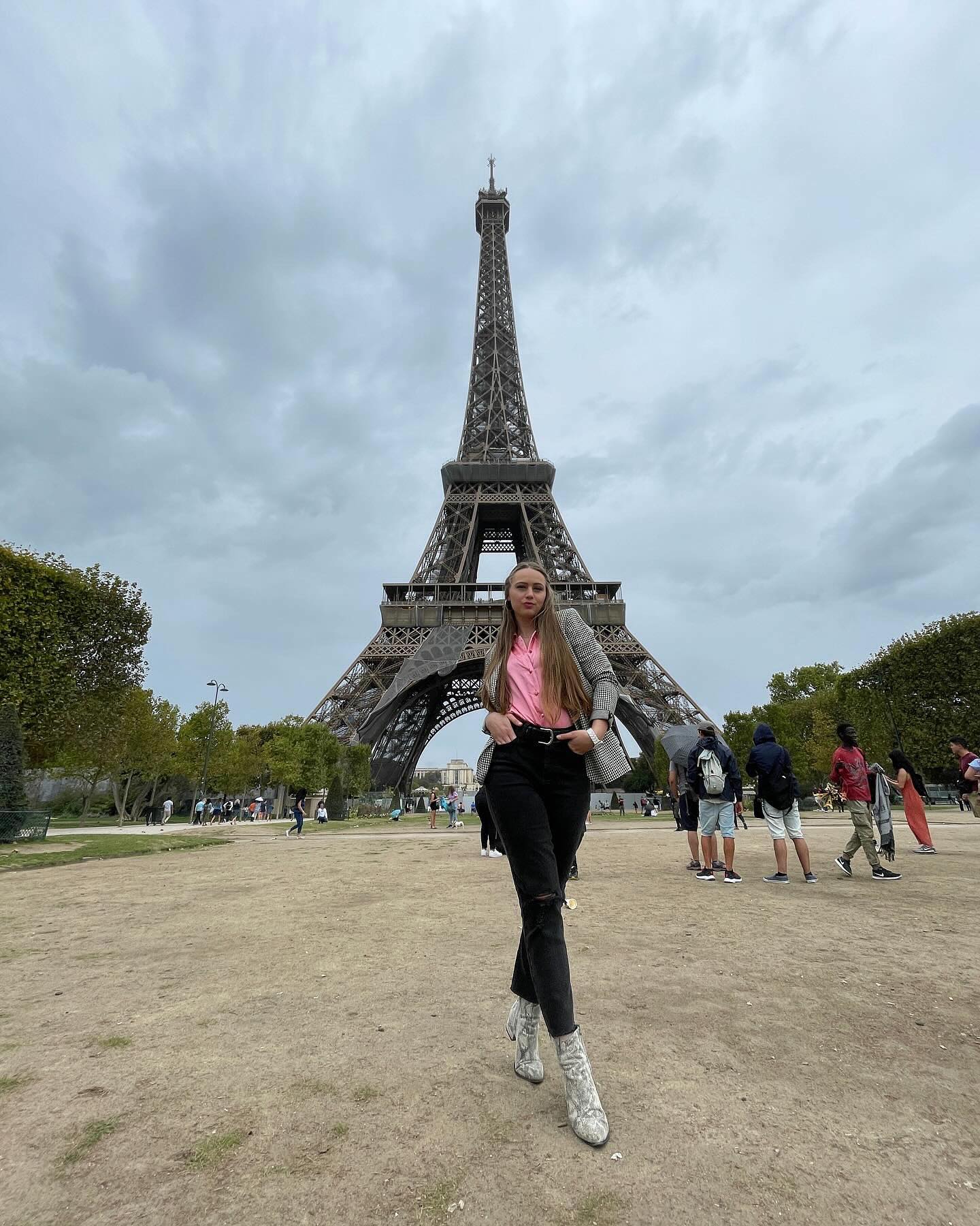 Hey look it’s the Eiffel Tower! Also this is your last chance to pre-save “Me, Myself, and I” w/ @ach.wav before it drops TONIGHT! You know where to go 😘 ahhhh omg I’m so excited. Also once you hear the 2nd verse all the Paris content will make sense 💋
#memyselfandi #singersongwriter #newmusic #independentartist #nashvillemusic #nashvillepop #popmusician #nashvilleartist #newrelease #selflove #hypesong #selfhype
