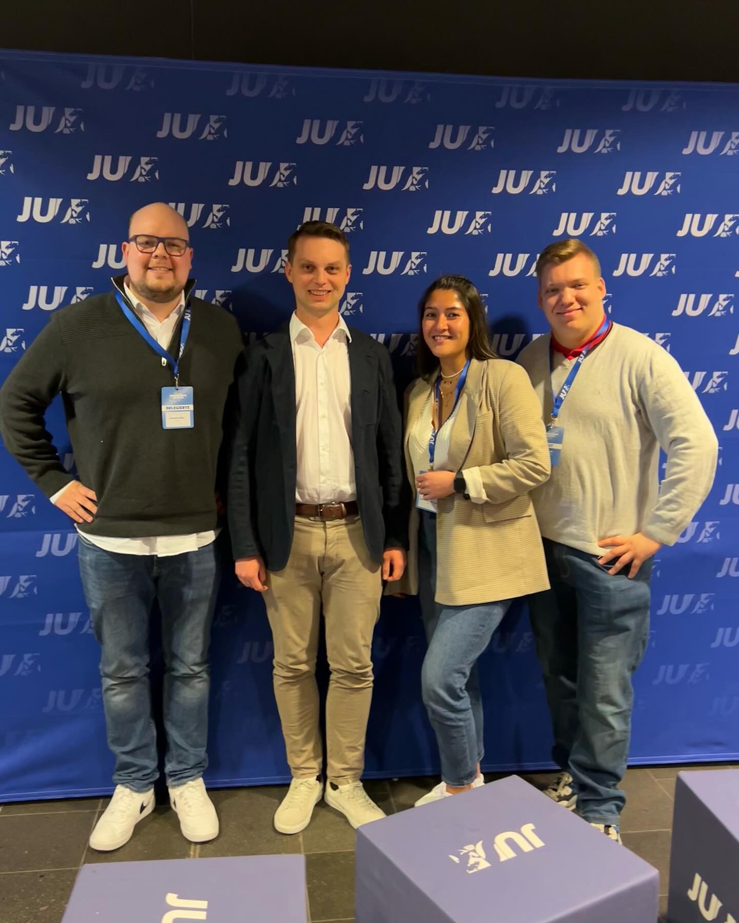 💚🤍❤️ 60. JU NRW-Tag
Vergangenes Wochenende waren wir mit einer kleinen Delegation beim NRW-Tag der @jungeunionnrw in #aachen 🙌🏽
@hendrik.wuest, @jensspahn, @nathanael.liminski und unser Bundesvorsitzender @johannes_winkel gaben uns starke Impulse zur Landes-/ Bundes- und #europapolitik 💪🏽
Das Highlight des Wochenendes war die motivierende Rede der EVP-Spitzenkandidatin und Kommissionspräsidentin @ursulavonderleyen, mit welcher sie uns auf die heiße Phase des Europawahlkampfes einstimmte 🇪🇺🇩🇪
Achso… und ein bisschen #party muss natürlich auch sein😉 Gemeinsam mit der @ju_ruhrgebiet haben wir bei der Öcher Nacht die Tanzfläche gerockt 🥳
Ein großer Dank gilt @kgniosdorz und der @jungeunionnrw, sowie Noemie Verbracken, @florianweyand und der @ju_kreis_aachen für die Organisation dieses unfassbar tollen Wochenendes 🫱🏽🫲🏼
📸 @paulschneider.fotografie
#unsereuropaistjetzt #readysetvote #europa #morethanaunion #jungeunion #jungeunionhamm #zeitfürjungeköpfe