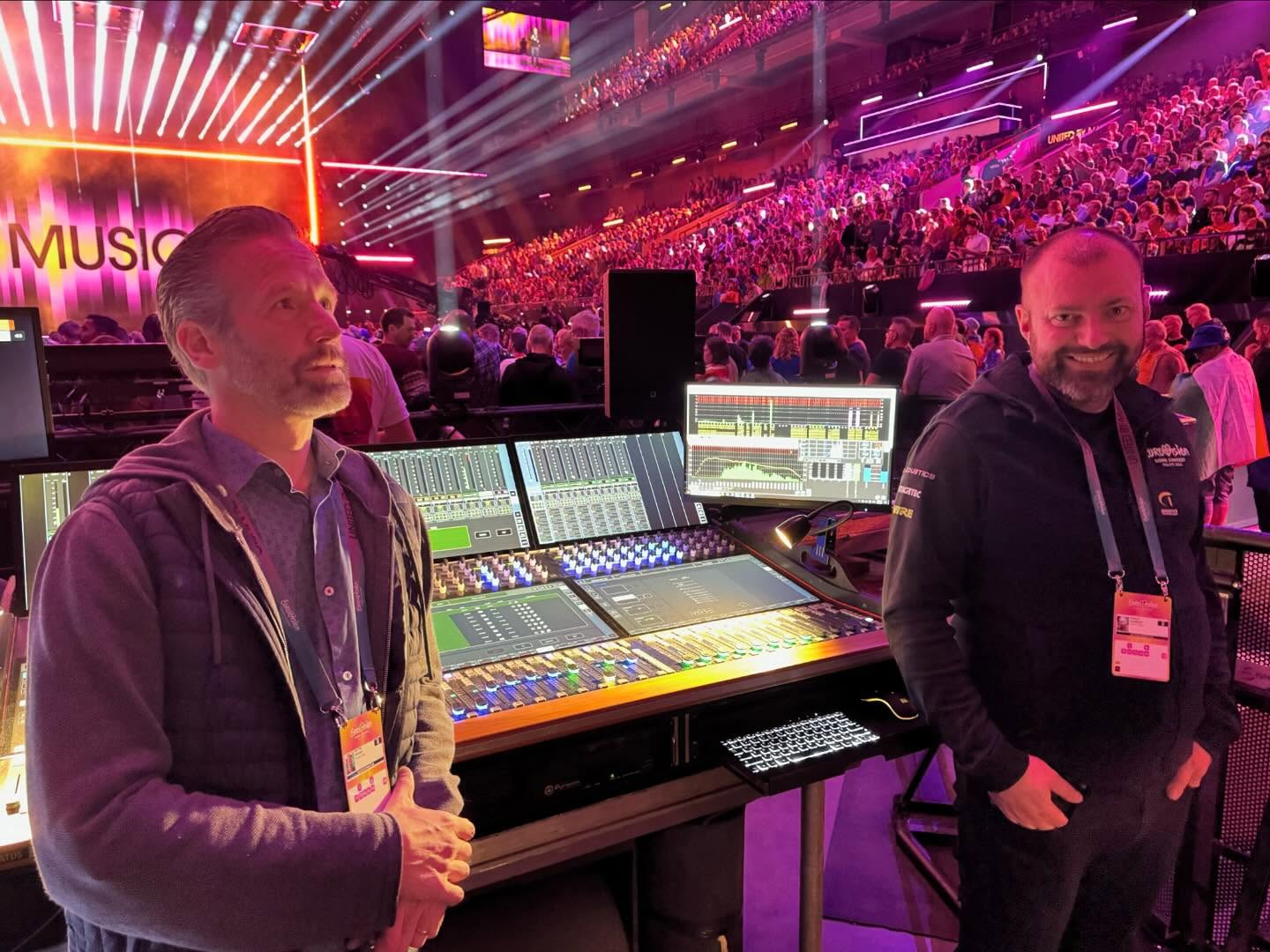 Strax innan sändning av semi 2! Och hur det såg ut för oss under förra sändningen.