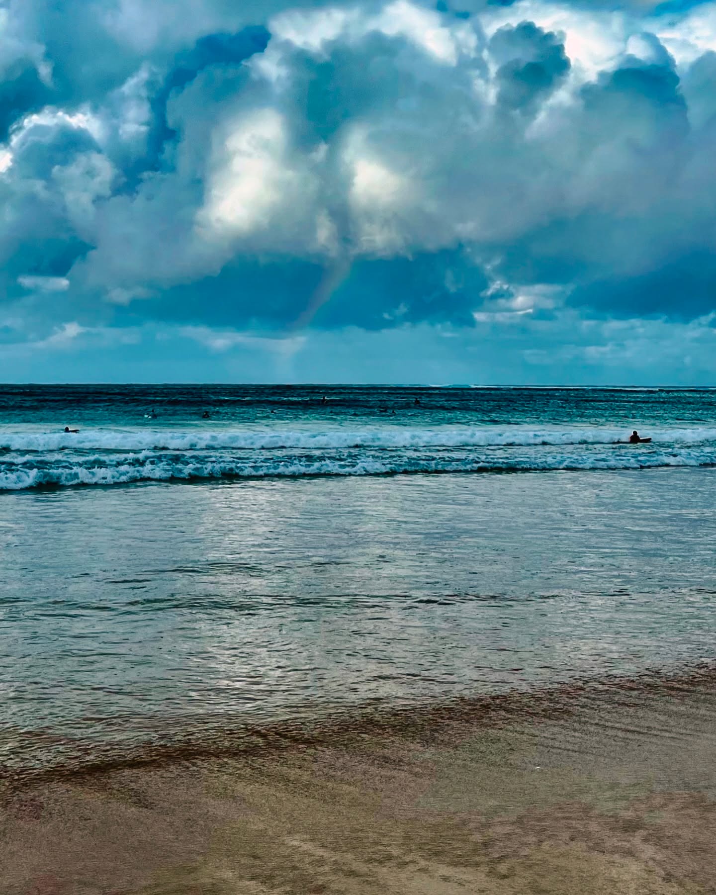 Life is not about being perfect, it’s about appreciating the process. Appreciating the individual steps and enjoying the moment.
Try to see the little things that make your life wonderful, dancing in the rain.
#beach #praiadotofo #rainbow🌈 #rainingday☔ #surf #beautiful #colorfulmoments #tofo #mozambique🇲🇿