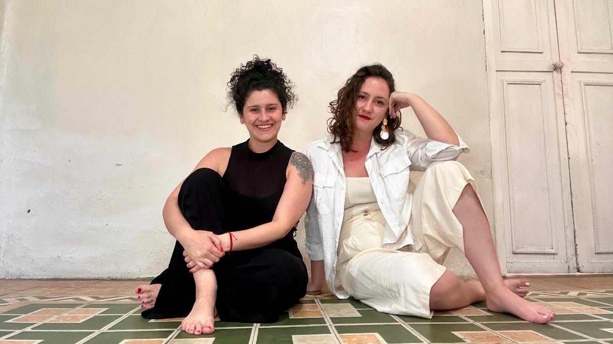 Una casa es solo una casa, hasta que uno llega con cuadros y plantas, se quita los zapatos, pone a hacer café, ordena todo desde cero y abre las ventanas, para empezar a crear.
Primeras fotos en la Casa Nativas 🔜😍