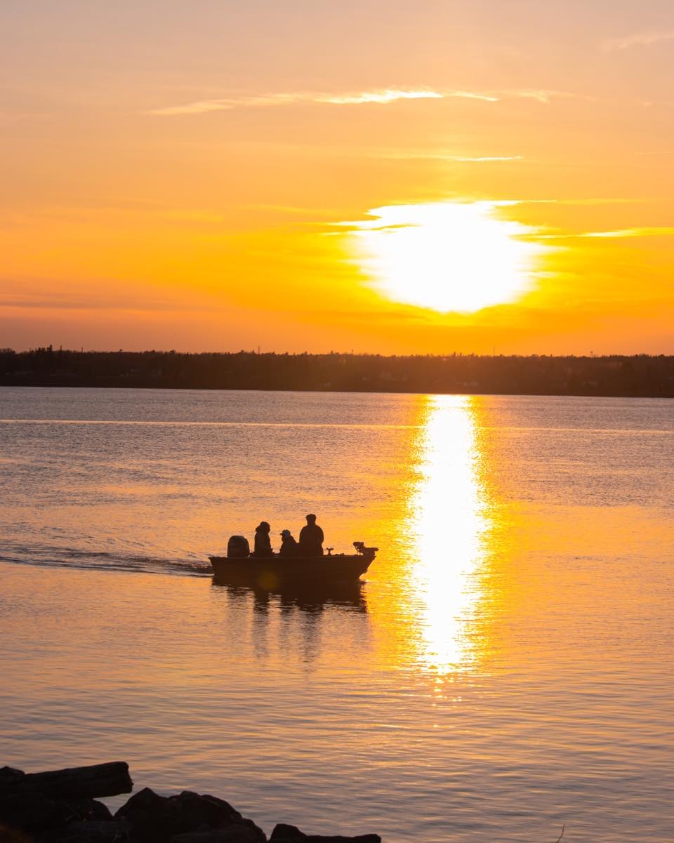 Cast away your worries and reel in the excitement! 🎣 It's fishing season on the beautiful Miramichi River. Time to hook some memories and let the good times flow!
📸 @naomi.wallace.photography
#discovermiramichi #discovernb #explorenb #miramichi #miramichiriver #beaubearsisland