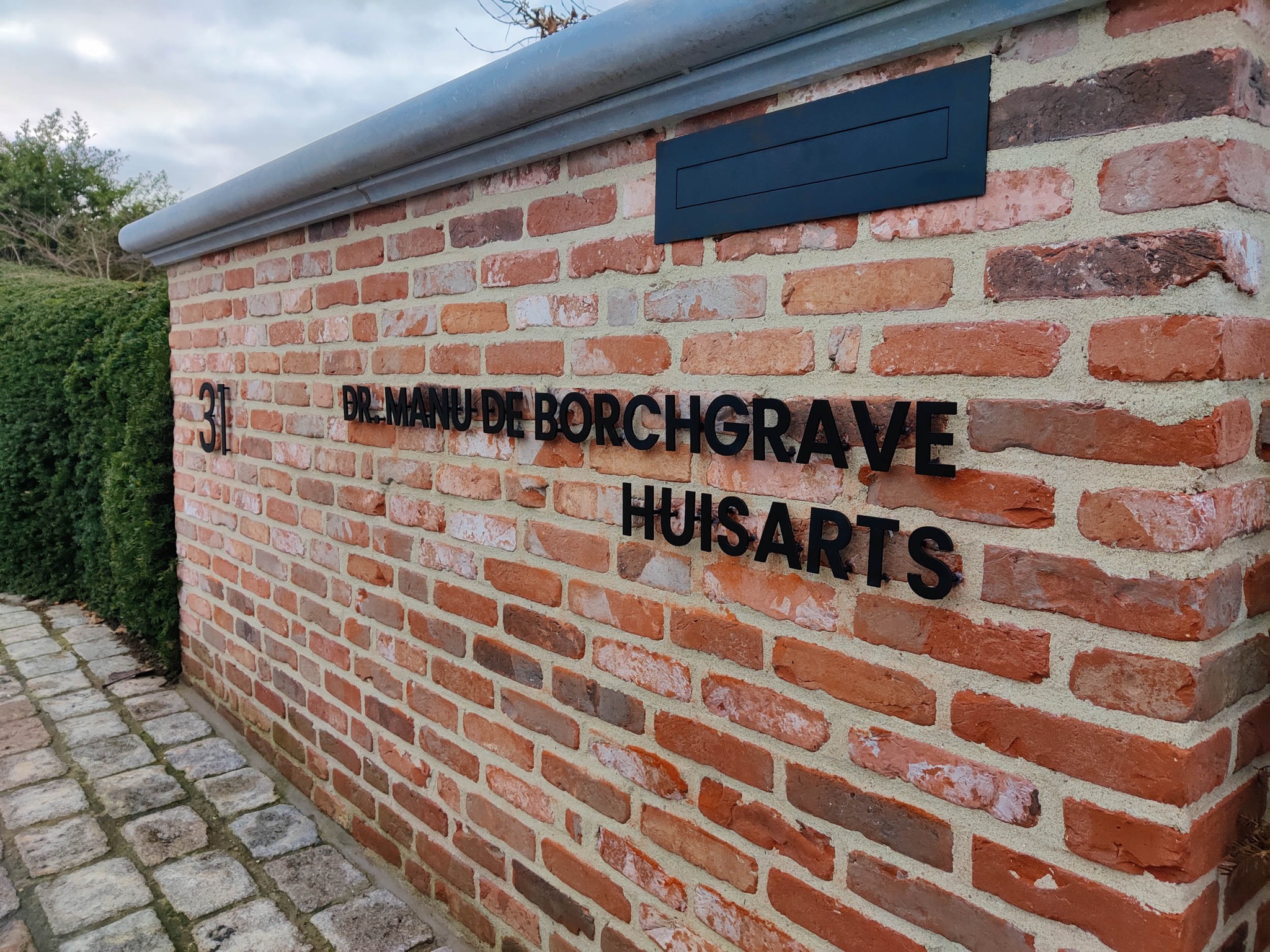 Zichtbaar zijn is voor elke ondernemer noodzakelijk. 🧐
En daar streven wij met Exi-Design Studio naar door alle middelen in te zetten en full out te gaan.
Of het nu opvallend #drukwerk is, een gebruiksvriendelijke #website of in dit geval piekfijne #gevelreclame.
Jij springt er toch ook graag tussenuit, niet?
Bij het ontwerp en plaatsen van gevelreclame komt Exi-Design Studio persoonlijk langs om de mogelijkheden te bespreken en alles tot in de puntjes op te meten.
Kwaliteit gegarandeerd! 👌
Nog enkele van onze realisaties zien? 👉 www.exi-design.be
#exidesignstudio #onestopshop #jouwmerkinpoleposition #gevelreclame