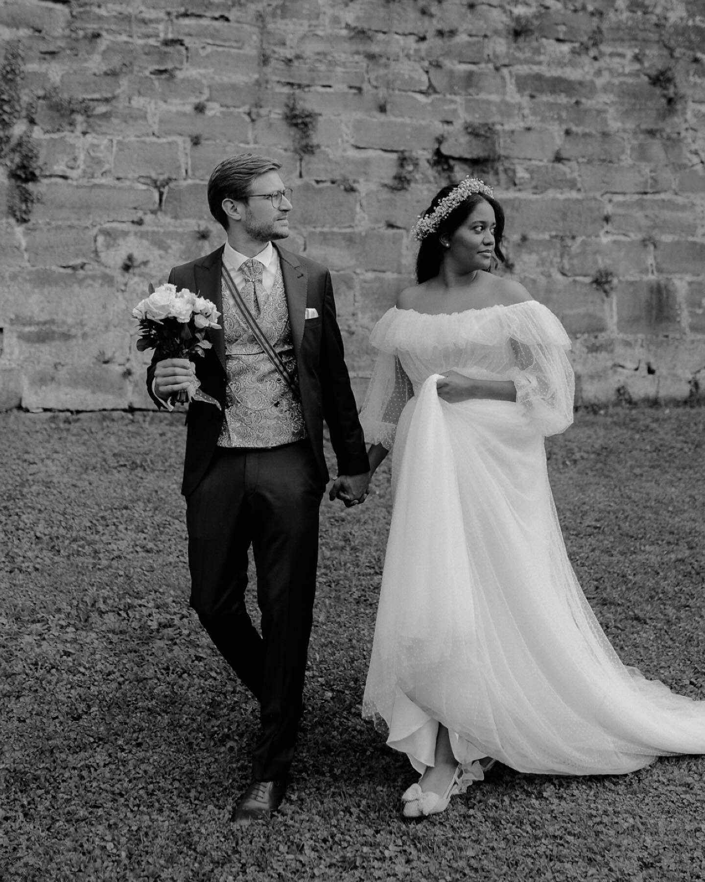 Royal Dream Wedding 🤍 Auf der Hochzeit war sprachlich einiges vertreten. Deutsch, französisch, englisch, flämisch, belgisch, niederländisch und irgendwo dazwischen, ich. 📷 Die beiden haben im Schloss Marienburg geheiratet. Dazu kam, dass die Location einfach aussah wie ein Harry Potter Schloss. Die Braut hatte einen einzigen Wunsch an mich „please, no typical group pictures!“ von twerken, bis Champagner mit einem Säbel öffnen und Tränen vor Lachen war einiges dabei. Ich hoffe euch gefällt dieser kleine Einblick in diese wundervolle Hochzeit.
Ich freue mich schon sehr auf die kommenden Hochzeiten 2024.