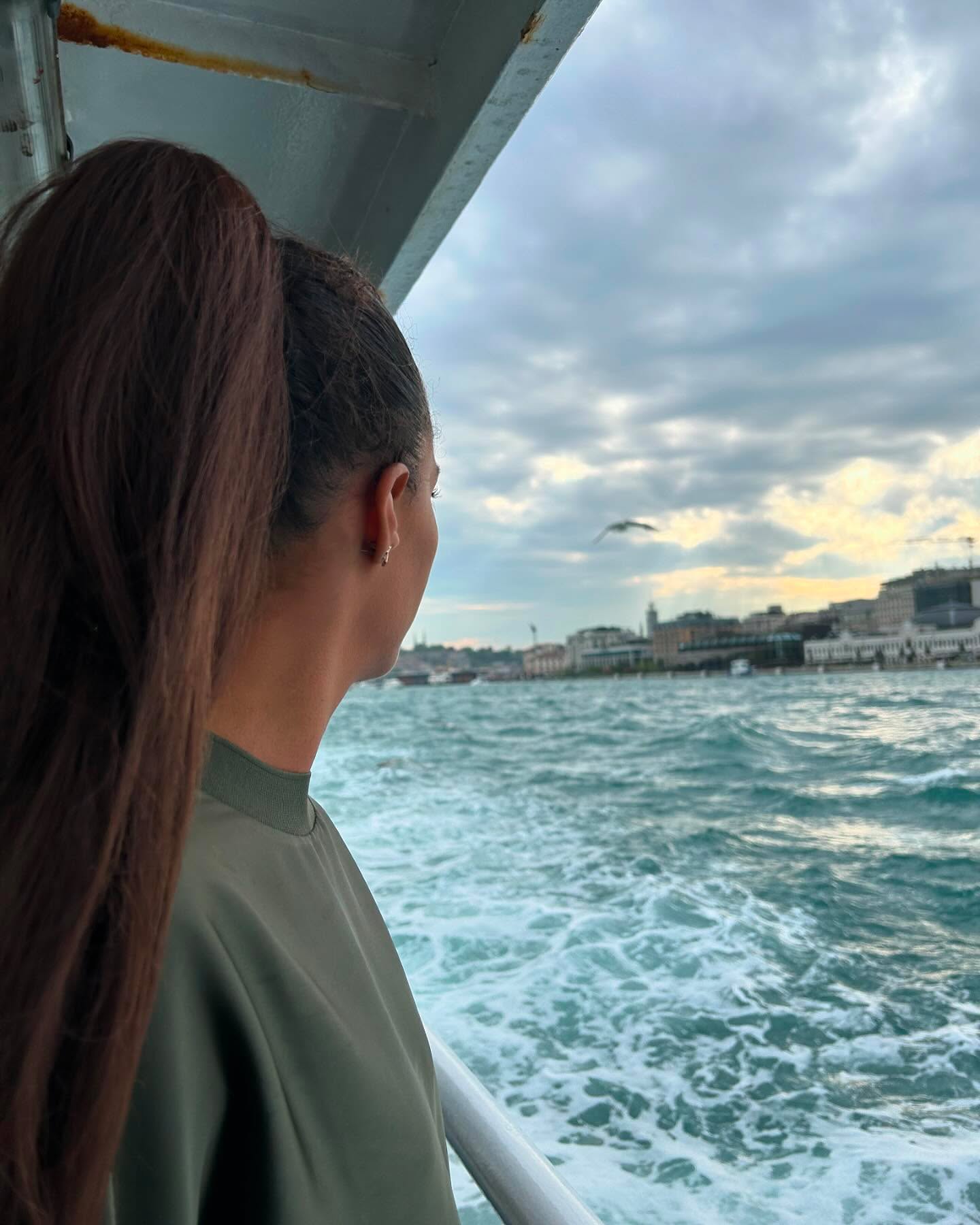 〰️ As a young girl I grew up in a neighbourhood with a large Turkish community. I started learning the language and step by step Türkiye became a great part of who I am today.
Türkiye isn’t only a part of my past but it has also become the foundation of my future. And so the first pages of the story have been written.
To be continued… 🫶🏽🇹🇷