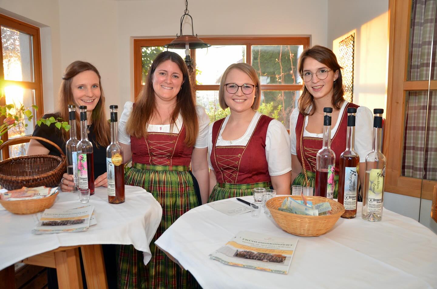 🌷FRÜHLINGSKONZERT🌷
Das diesjährige Frühlingskonzert am 06. April im Gasthaus Gahleitner stand ganz im Zeichen großer Hollywood-Blockbuster. Der musikalische Abend wurde mit dem Marsch Der Ennstaler eröffnet.
Unter der Leitung von Tobias Gahleitner ging es weiter zu den ganz großen Filmklassikern wie „Police Academy“, „Pearl Harbor“ über „James Bond 007“ bis hin zu „Flucht der Karibik“.
Für so manche Gänsehaut im Publikum sorgte die Musik aus dem Film „Schindlers Liste“. Melanie Gahleitner, eine Marketenderin des Musikvereines, begleitete dazu solo auf der Geige. Einen musikalischen Höhepunkt präsentierte uns auch der Solist Thomas Gahleitner mit dem Stück Blue Bells of Scottland.
Durch das Programm führte der ehemalige Obmann Josef Mayer.
Weiters wurden die Leistungsabzeichen in Junior an Leon Gahleitner, in Bronze an Jonas Gahleitner und in Silber an Andrea Richtsfeld, Dominik Hametner und Viktoria Mahringer verliehen.
Gerald Mörzinger, Bezirkskapellmeisterstellvertreter des Blasmusikverbandes Urfahr Umgebung, gratulierte zu verschiedensten Jubiläen!
Der MV Herzogsdorf bedankt sich bei allen Besuchern für einen gelungenen musikalischen Abend.
#Frühlingskonzert2024 #konzert #frühling #mvherzogsdorf #herzogsdorf #filmusik #frühlingstöne #filmmelodien #musikverbindet #musikmachtfreude #konzertabend #gasthausgahleitner #Solo #geige #posaune