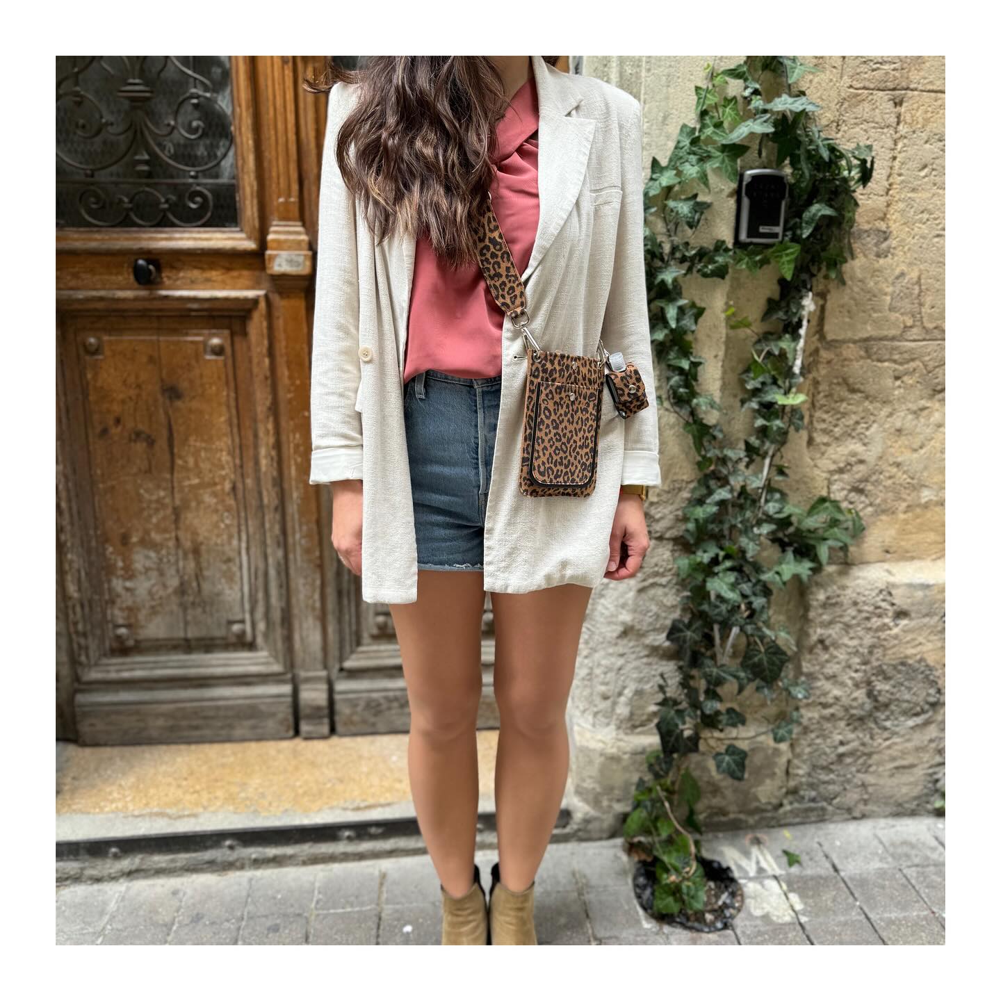 La Jojo léopard
LA pièce à avoir dans son dressing
Facile à porter même sur un look classique, très légère. Juste ce qu’il faut pour emporter le nécessaire.
#conceptstore #montpelliercity