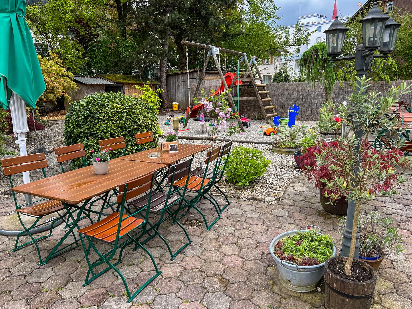 Helli‘s Garden 🪴🛝💐🪷 #hellisimbiss #garten #fastfood #snack #spezialfiletbrot #beer #love #food