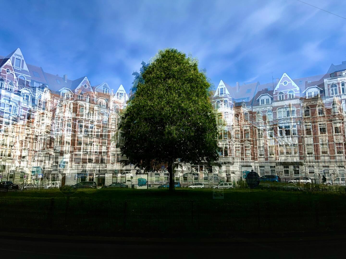 BEAUTIFUL LINDEN #experimentellefotografie #multiexposure #nophotoshop #mehrfachbelichtung #visualart #fineartphotography #wallart #wandbilder #abstractart #in motion #experimentalphotography #art #motion #artoninstagram #fineart #ilovehannover #hannoverliebt #timmgrastorf #picoftheday #artography #hannovercity #hannover #sunrise #bigcitylights #streetphotography #lindenlebt #hannoverlinden #linden #lichtenbergplatz