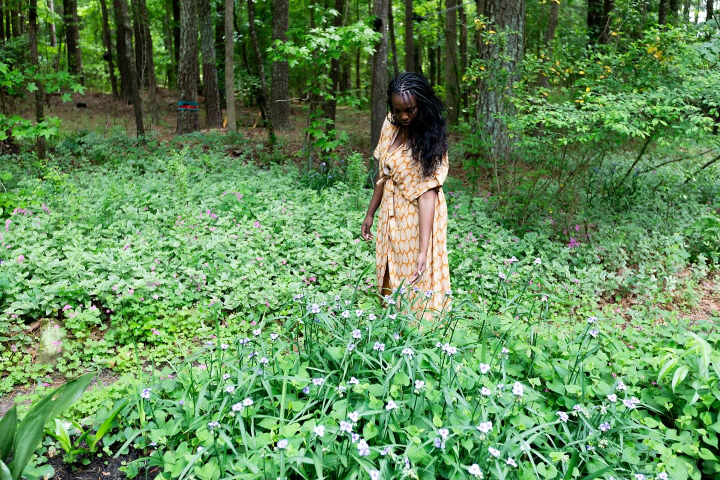 Still getting to know all of of the beautiful flowers and trees on our property like these #spiderwort . I’m an indoor plant mom, outdoor gardening is a new world to me. I was pulling up things thinking I’m pulling weeds and finding out some things were perennials lol. So I’ve been putting my iseek app to use again and it’s been coming in handy. For any of my gardener peeps out there what apps or things do you do to help identify plants in your yard?