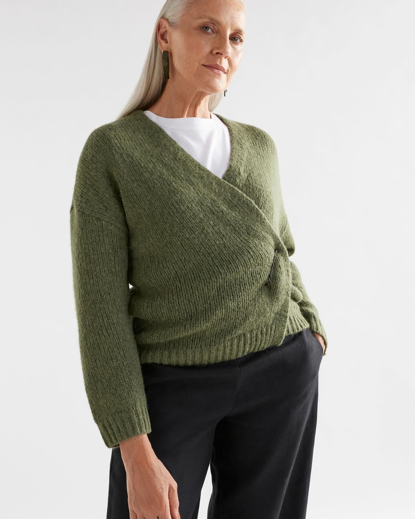 Ready for a wardrobe upgrade? If you love the @elkthelabel Agna Sweater (ie have one of each colour 😂), meet Alli!! Alli is the cardi version of Agna and comes with a kilt pin for 2 different looks… oh and the knitted blend has temperature regulating qualities … could it get any better?!! #elkthelabel #alpaca #knitwear #merino #recyclednylon #lowimpactfashion