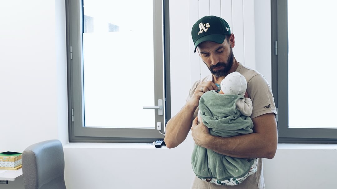 LUNDI 29 AVRIL à 14h sur M6, ne manquez pas notre nouveau film : Elles donnent la vie mais à quel prix ?
Chaque année en France, 160.000 femmes vivent une grossesse à risque. Pourtant, ces vérités qui dérangent sont à peine chuchotées. Parce qu’elles existent et qu’il est urgent de les faire connaître, ce film donne la parole à trois couples dont la vie a basculé en quelques mois. Pré-éclampsie, malformation cardiaque, séquence de Pierre Robin : Justine et Fred, Margaux et Sébastien mais aussi Alexandre et Margaux ont partagé avec nous leur expérience de naissances hors normes. Nous avons eu la chance de les suivre pendant plusieurs mois.
Réalisatrice : @tippi_hedren
Chefs op : Franck Tusolini, Jérémy Fournée, Caroline Boghossian, François Chevré
Monteuses : @oibares, @viiirgiiin
Mixage : David Monceau So watt
Production : @mts_emilie
Producteurs : @franckmorlet et @nicolasbarsikian