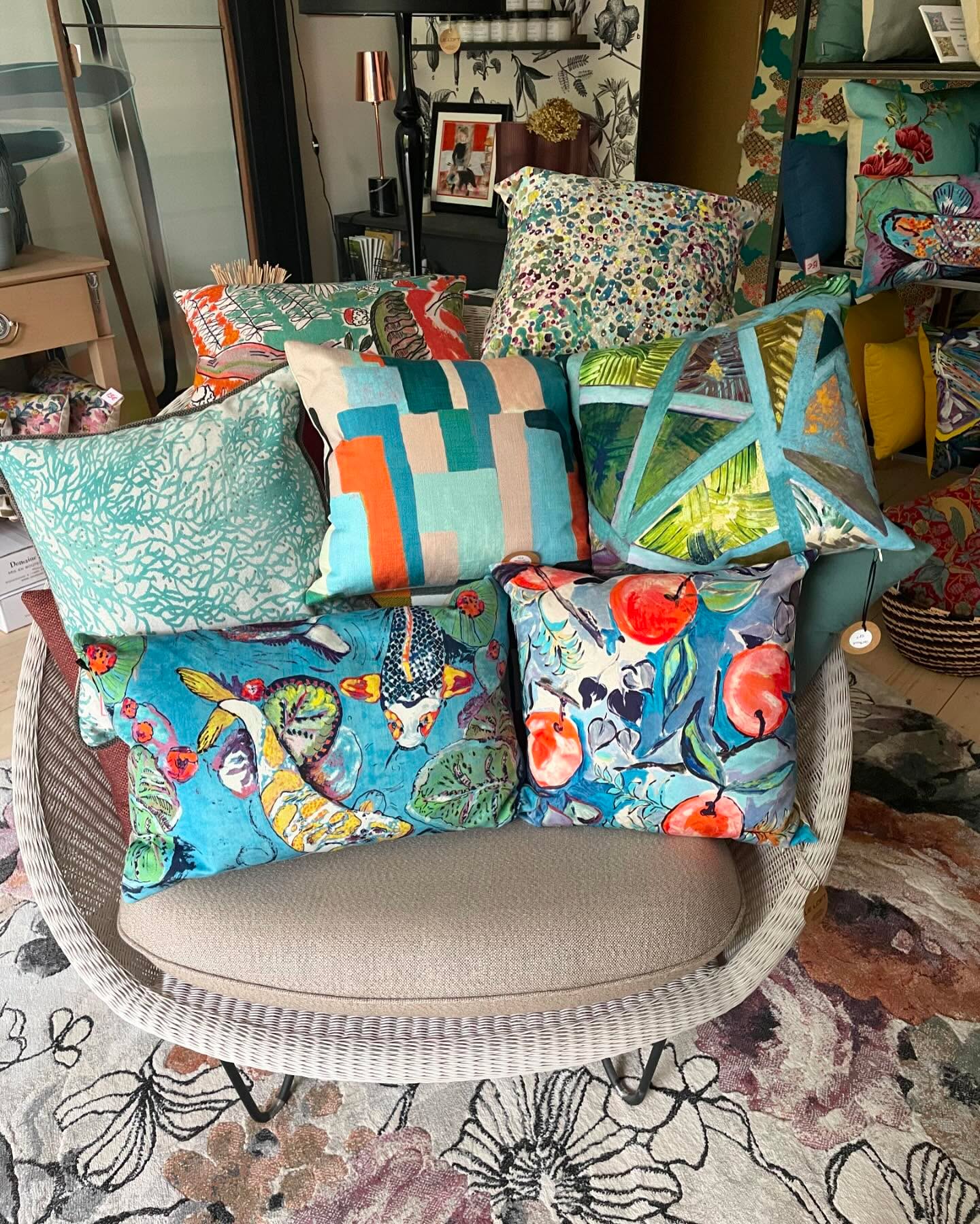 Choix de coussins pour un projet. A trouver au @le_loft_deco_des_logoden sur RDV. #coussin #coussins #deco #projet #decoration #decorationinterieur Et grand fauteuil en look à #fauteuildejardin @vincent_sheppard_furniture à retrouver chez @meublesledu
