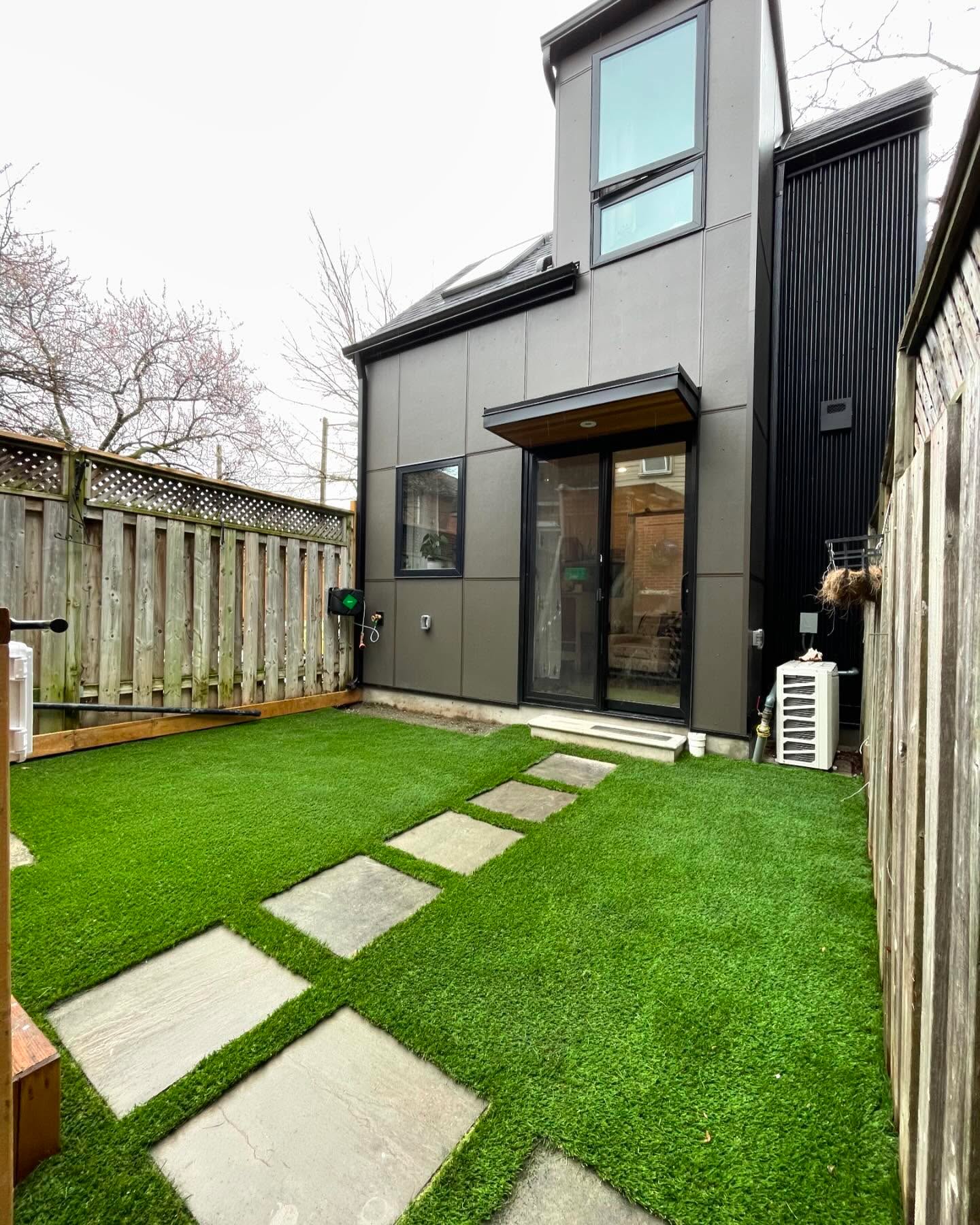 Small backyard?
Make the most of it with perfect artificial turf✨🌱