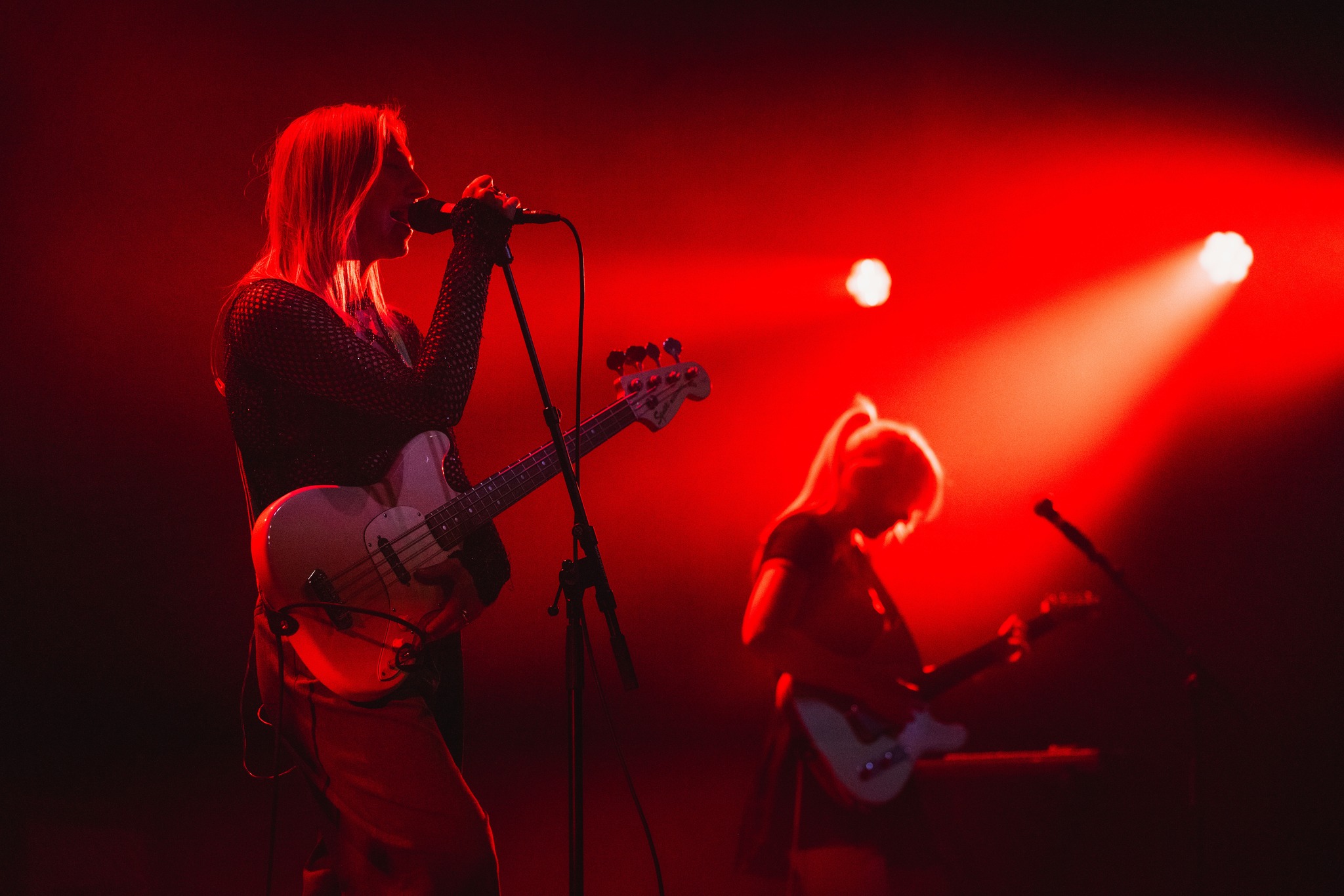 Welk liedje brengt jou terug naar een specifiek moment in je leven?
Iedereen heeft wel zo'n liedje: het nummer dat je plotseling hoort op de radio en je terugvoert naar een bepaalde tijd, een seizoen, een emotie. Het is fascinerend hoe een simpel liedje zo'n sterke emotionele reactie kan oproepen, terwijl het tegelijkertijd voor een breed publiek is bedoeld. Voor mij zijn nummers zoals "Dynamite" van Taio Cruz en "So Incredible" van Ilse de Lange en "I Would Stay" van Krezip onlosmakelijk verbonden met specifieke momenten uit mijn leven.
Welk liedje heeft een speciale betekenis voor jou? Deel jouw verhaal en favoriete nummers in de comments hieronder. Laten we samen stilstaan bij de kracht van muziek.
#favoritesongs #memories #timemachine #musicphotographer