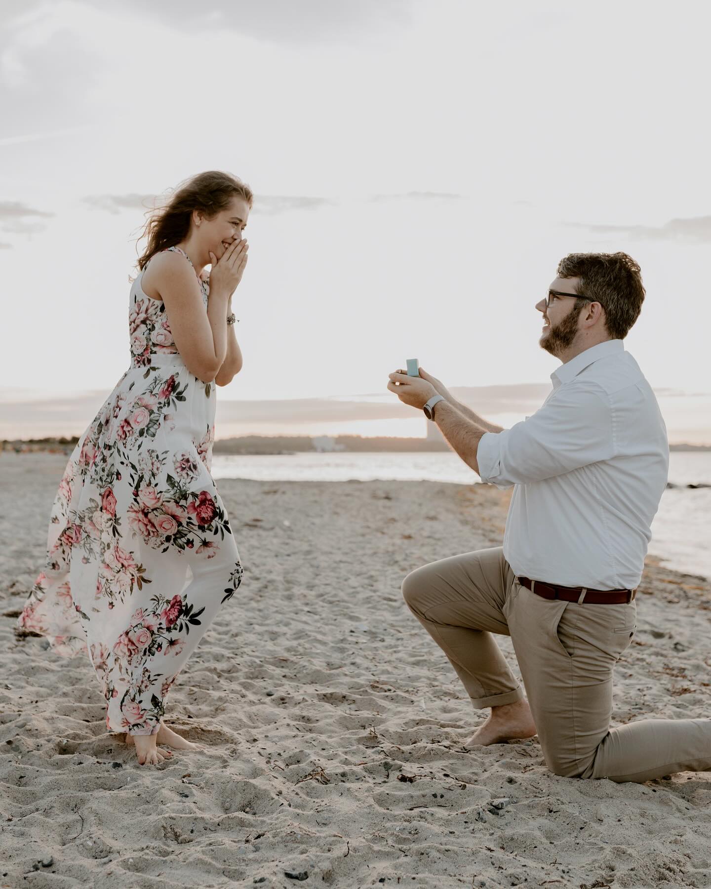 Willst du mich heiraten? Vier kleine Worte mit einer großen Bedeutung. Diese Frage stellte Jan seiner Miley letzten Sommer am Meer.
Die meisten Paare melden sich direkt nach der Verlobung bei mir. Es gibt auch Ausnahmen, wie zum Beispiel diese eine große Frage mit romantischen Pärchenfotos zu verbinden. Die Vorteile sind: ihr habt professionelle Fotos für die Ewigkeit von dem Antrag, könnt die Bilder für eure Einladungskarten zur Hochzeit verwenden und ihr habt mich direkt als eure potenzielle Hochzeitsfotografin kennengelernt. Yay!
Der Countdown von den beiden bis zur Hochzeit läuft auf Hochtouren und ich darf sie an ihrem großen Tag wieder fotografisch am Meer begleiten.
Ich freue mich auf euch!