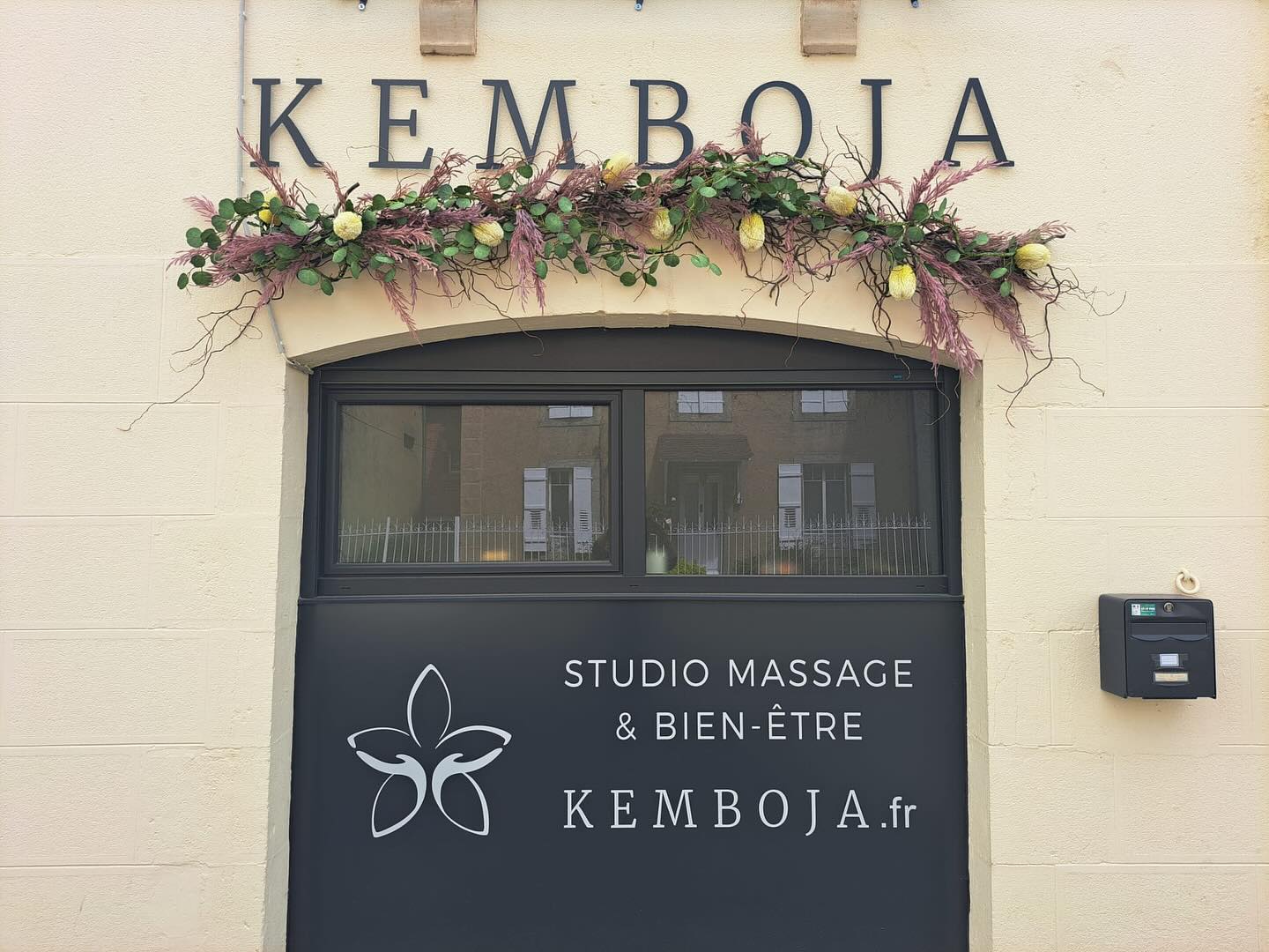 À l’approche de la fête des mères, la devanture de Kemboja se pare de sa plus belle tenue florale pour vous accueillir pour un véritable moment de détente.
Pensez aux bons cadeaux en offrant à votre maman un instant de bien-être entre parenthèses .
#kemboja #fetesdesmeres #boncadeaumassage #bienetre