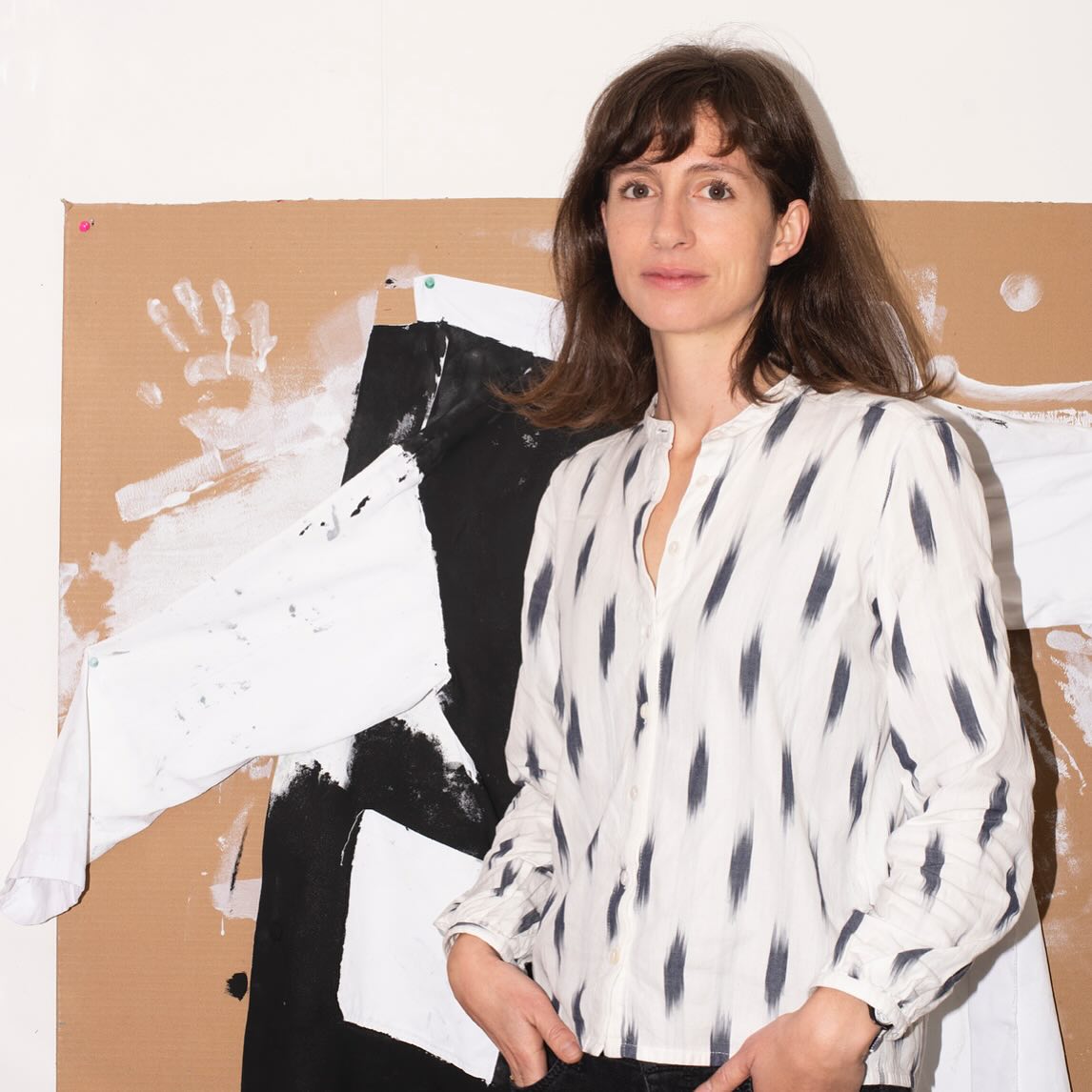 Blog Beitrag mediamus chez… Sarah Stocker
«Was man immer wieder lernt, ist, dass es wichtig ist, auf Details achtzugeben. In der Vorbereitung einer Führung oder eines Workshops denkt man oft an die grossen Punkte: Welche Kunstwerke und Inhalte will man besprechen? Aber was auf dem Weg dorthin passiert oder welche Stolpersteine einem da begegnen, vergisst man oft.»
Im Gespräch mit mediamus spricht Sarah Stocker darüber, wie sie zur Kunstvermittlung kam, weshalb sie sich für diverse und zugängliche Museen einsetzt und warum es wichtig ist, bei der Konzeption von Vermittlungsangebote auch an Garderoben und Treppen zu denken.
Zum Blogbeitrag "mediamus chez...Sarah Stocker" gehts via Link im Profil. 👆
📷 @knorrleal
📍@museumtinguely
#mediamuschez #kulturvermittlung #kunstvermittlung #médiationculturelle #tinguely #inklusion #diversität #barrierefreiheit