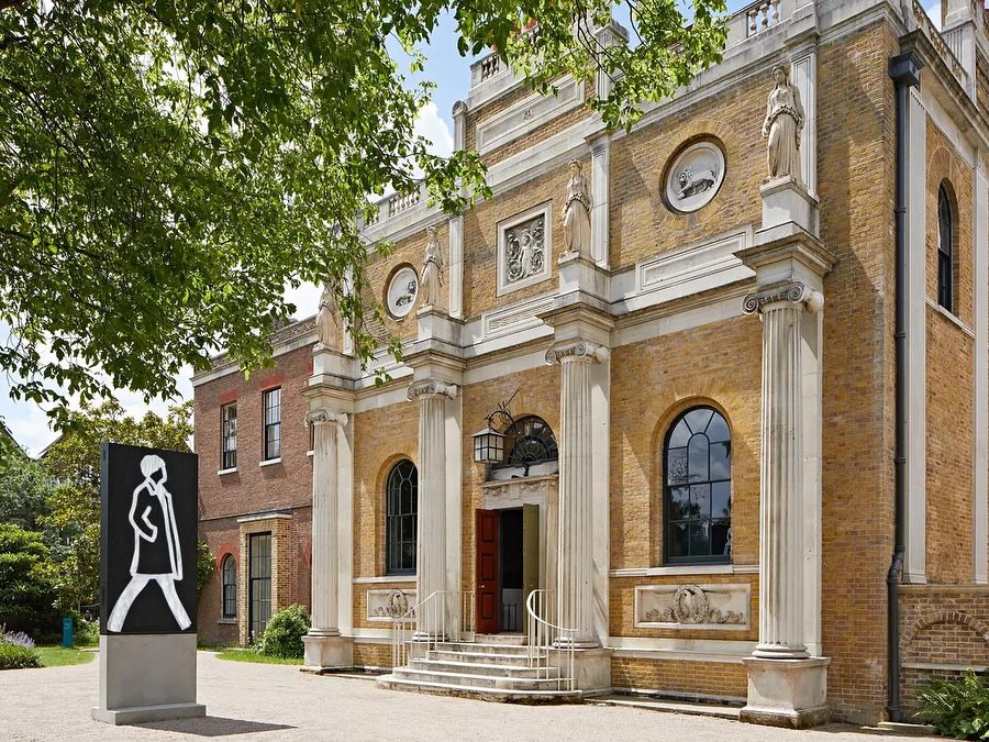 Great fun last night serving hot dogs and @judesicecream at @pitzhanger.🌭
Roots & Berries formed part of the community celebration for the permanent installation of Julian Opie’s “Curly Hair” the characterful digital animation of the man walking towards Sir John Soane’s architectural masterpiece.
The atmosphere was lovely, with lots of Ealing locals and visitors strolling through, enjoying the stunning gardens in and around Walpole Park. Absolutely beautiful in the Spring and in full bloom—a proper London neighbourhood gem, worth a visit.
And now with little wayfinding signs to Pitzhanger Pantry for top notch coffee, a bite to eat or a Jersey Holstein Mr Whippy Ice Cream! 🍦😋