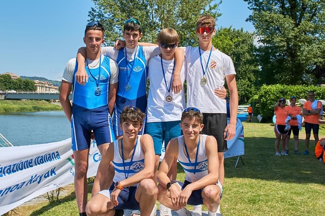 Sabato 11 e Domenica 12 Maggio si sono svolti a Firenze, sul fiume Arno, i Campionati Italiani di Maratona.
Ottima prestazione di Marco Pirovano e Manuel Ginocchi che conquistano il bronzo nel K2 Cadetti B.
Buone prestazioni anche da parte di Sofia Valli, 6ª nel K1 Junior, più arretrati Andrea Martelozzo e Davide Cozzi nel K1 Ragazzi e Marco Orecchia nel K1 Ragazzi 1º anno, mentre Matilde Rosini si classifica 7ª nel K1 Ragazze.
Domenica, podio sfiorato per la coppia formata da Rosini e Martelozzo, quarti nel K2 Ragazzi misto, mentre nel K2 Junior misto Sofia Valli e Riccardo Montonati arrivano sesti al traguardo. Nel K2 ragazzi Marco Orecchia e Davide Cozzi si classificano settimi.