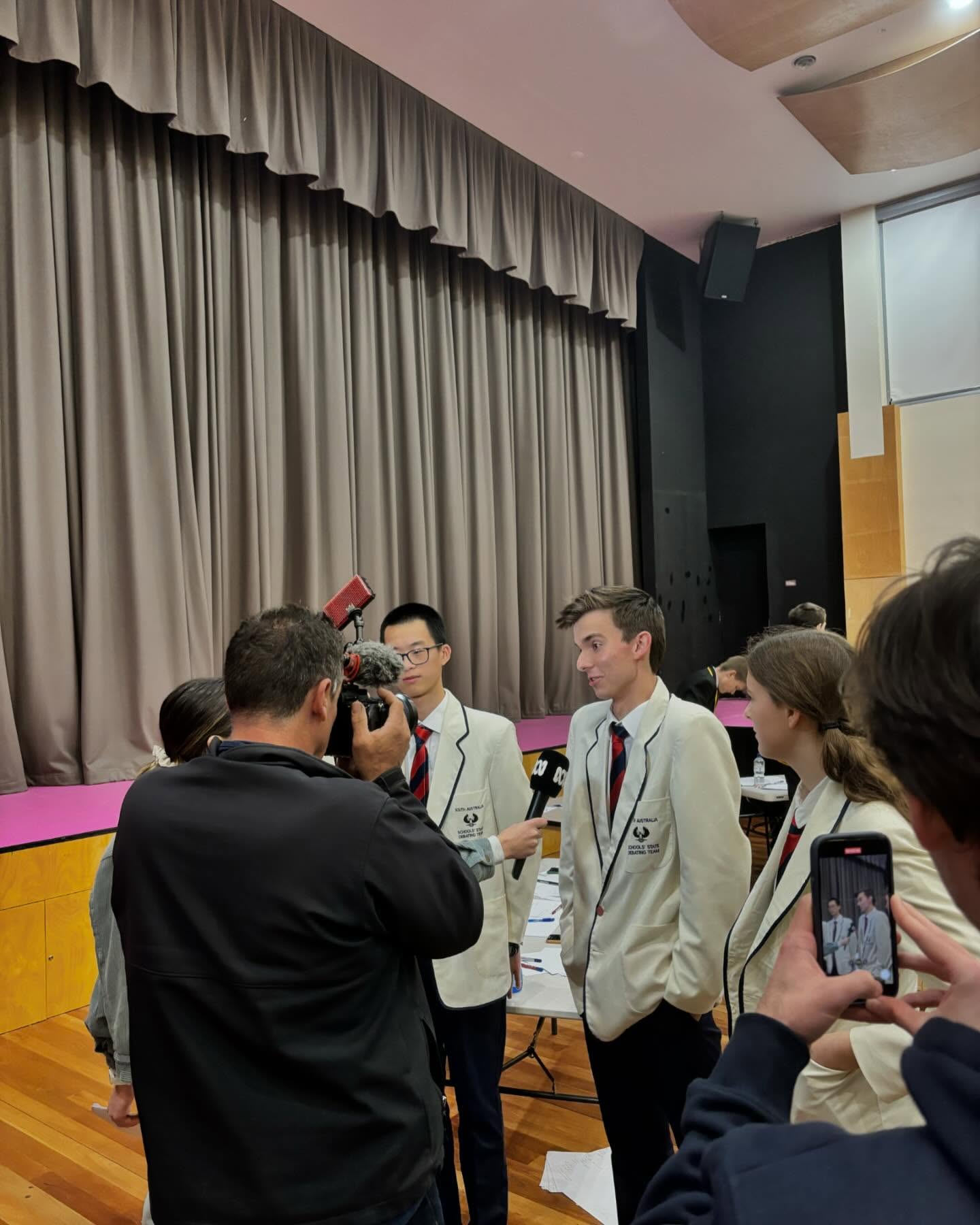 Over the last week at NSDC, @behindthenews worked on a story about how debating works, focusing specifically on the Piping Shrikes in their debate against Western Australia.
We are so excited to announce that the story is live! It is available to watch via the link in our bio.
Thank you so much to @behindthenews for creating the video, and to @seymourcollege for hosting us and the crew during the week.
❤️🤍💙