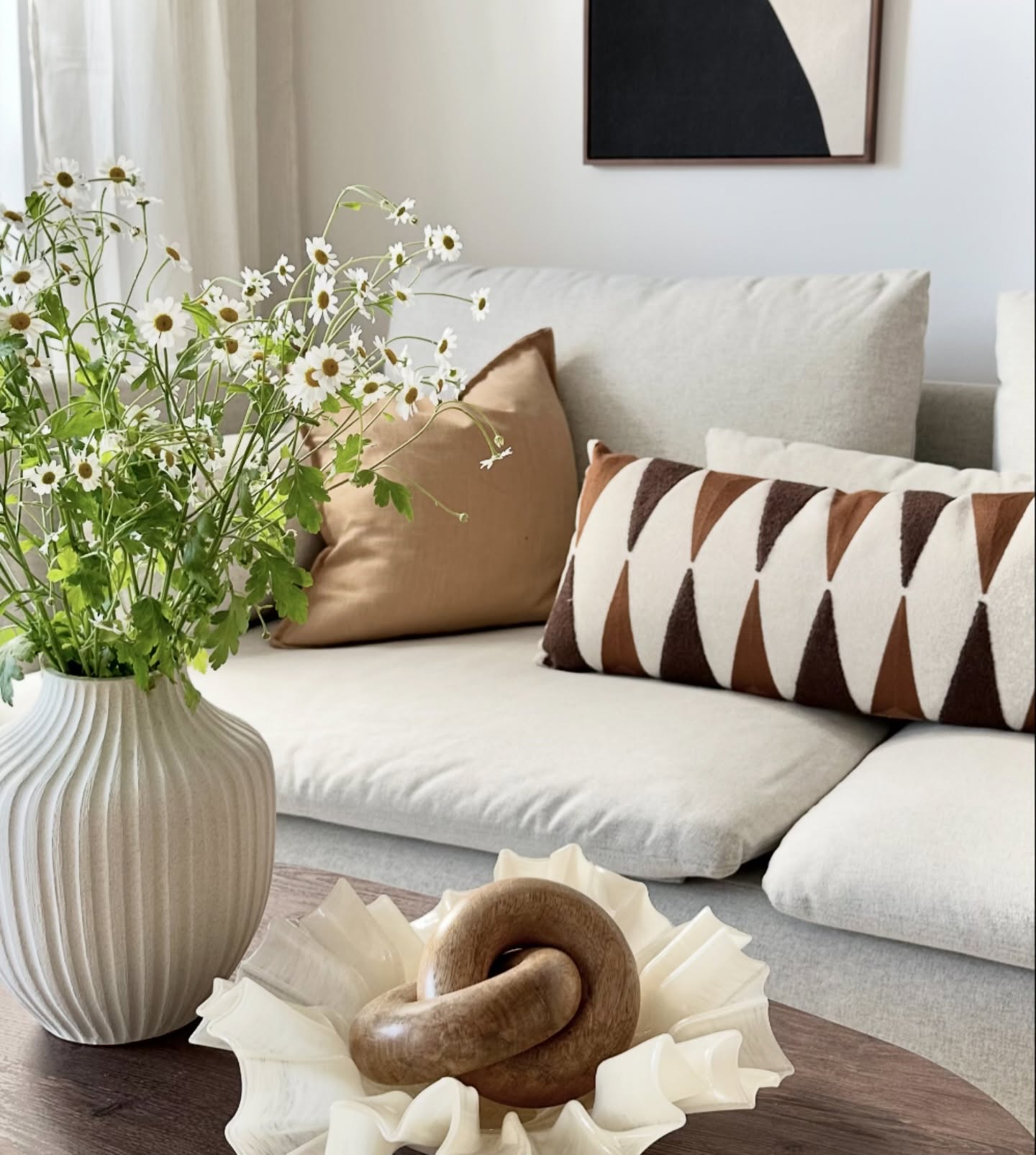 Parkhusen Före & efter bilder
Fick uppdraget att inreda en etta med sovalkov för Nordr - där möblerna skulle ingå i köpet av lägenheten! Inredd & klar för köparen att bara flytta in! Vilken möjlighet för köparen och det visade sig vara uppskattat - den är nu såld - inredd & klar för inflytt!
Det är en mindre lägenhet och det är ofta svårt att se hur den kommer se ut möblerad. T om jag som ser en del lägenheter blir alltid förvånad över hur mycket större lägenheten känns när den är möblerad 🤎
Kika och se vad ni tycker!