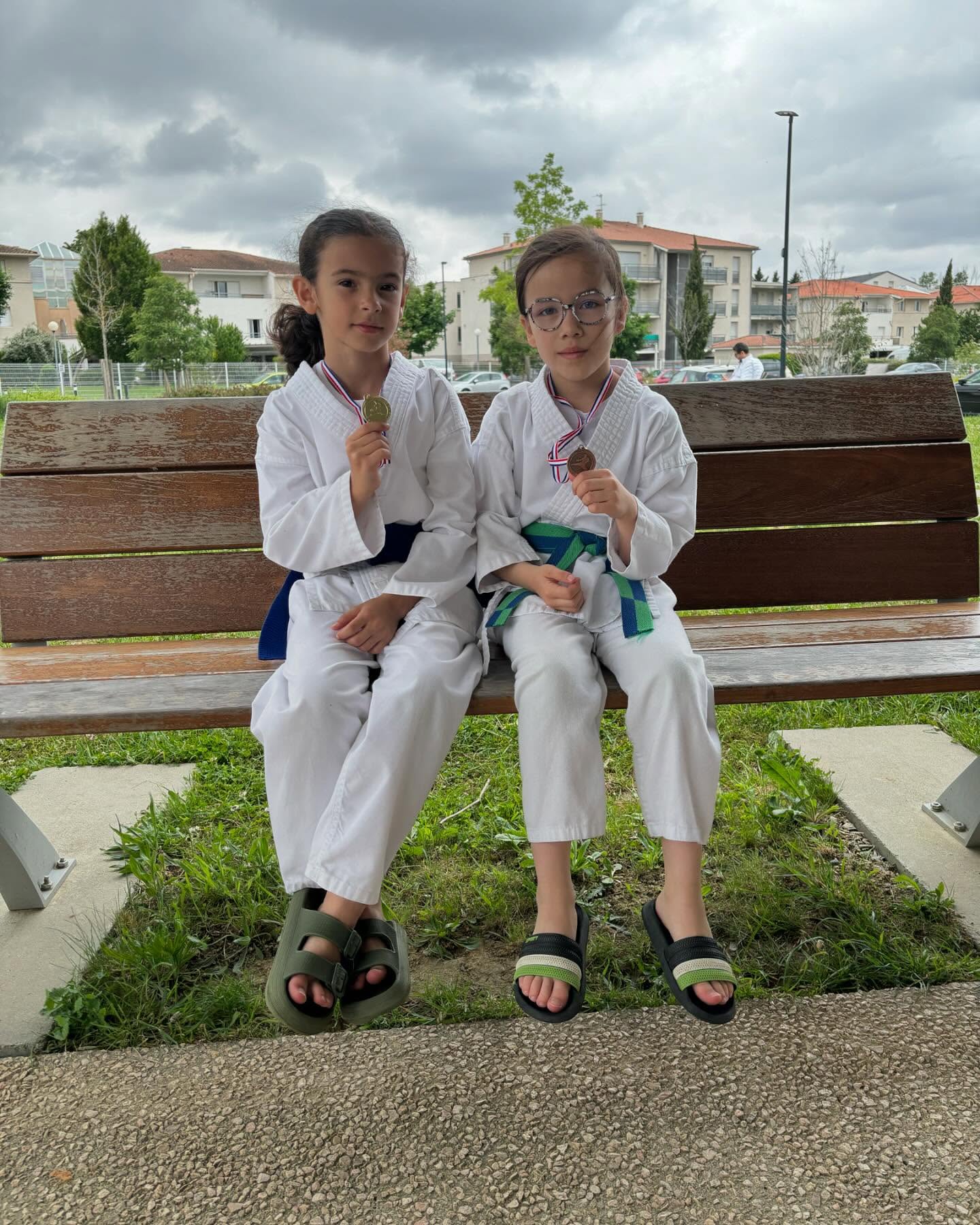 2 médailles remportées par le KCC lors du Challenge Départemental de la Haute-Garonne :
🥇 Sarah, catégorie Poussin
🥉Tiana, catégorie Pupille
Un immense bravo à tous les autres compétiteurs : Kenza, Paul, Younes et Thaïs. Pour leur première compétition kata, ils ont su faire preuve de courage. Nous sommes fiers d’eux et de leur parcours. 💪
Merci également à Evan, assistant coach pour son aide et son implication.
(La dernière photo c’est cadeau 🎁)
#karate #karatetraining #karateshotokan #ffk