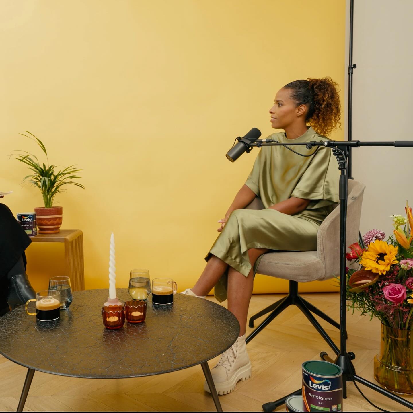 A colourful conversation 🌈
Wat betekent kleur voor mij en hoe beïnvloedt kleur mijn leven? Dat is één van zo een vragen waar ik zelf nooit echt heb bij stilgestaan. Samen met @ianka en voor @levis_letscolour ben ik in deze aflevering gaan nadenken over de kleuren in mijn leven. Toegegeven, kleur betekent duidelijk meer dan ik zelf had gedacht…
De volledige podcast kan je vanaf nu bekijken op YOUTUBE of luisteren op Spotify Link in BIO