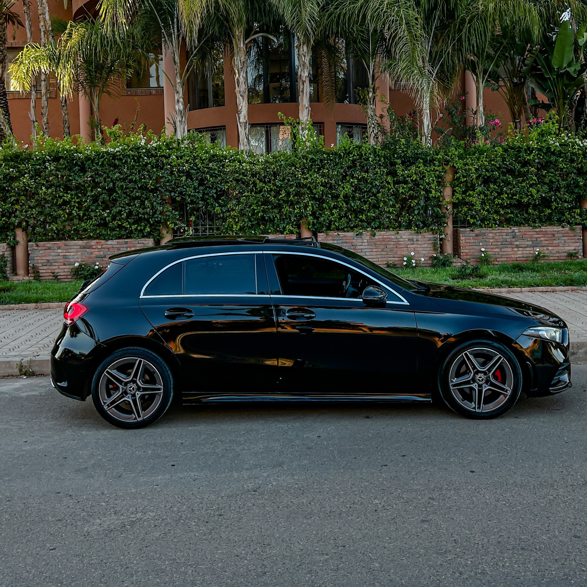 À la recherche d'une expérience de conduite incomparable ? Optez pour la location d'une Mercedes, une véritable icône de luxe, de style et de performance.