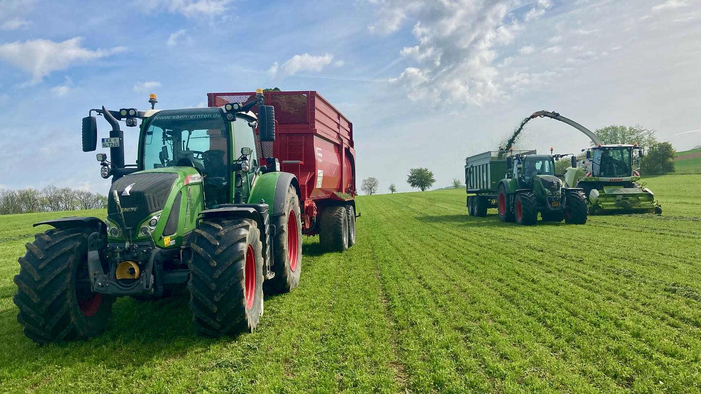 Erster Schnitt 2024🐮🍀🌾
.
.
.
.
.
.
.
#claasjaguar #krampebandit #kraichgaustromberg #firstclaas #gras #ersterschnitt