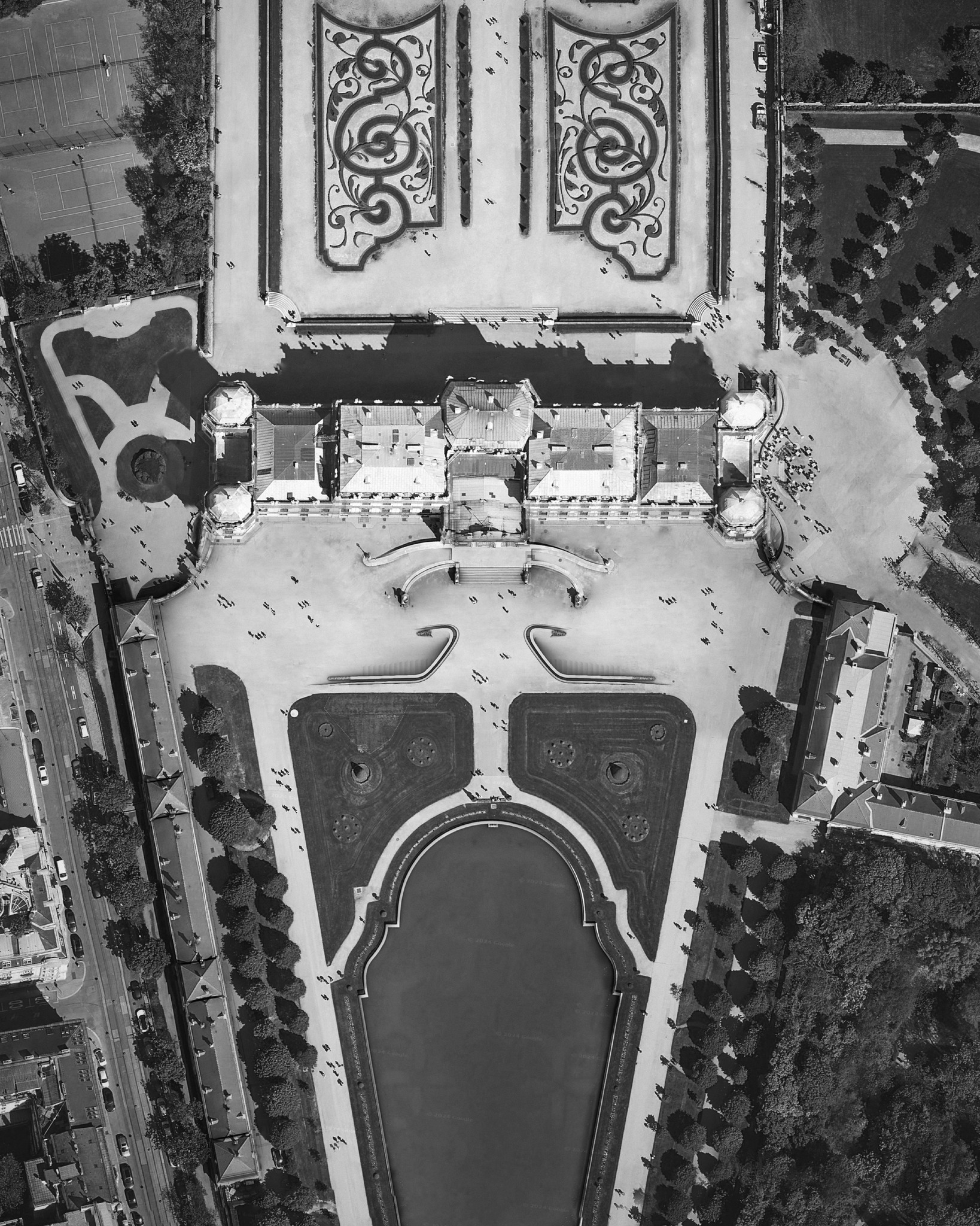 Our contribution to the competition for the new underground visitor centre of the Upper Belvedere.
2024
"Eine architektonische Lösung in diesem bedeutenden Bau von Johann Lukas von Hildebrandt kann nur in einem achtsamen, dialoghaften Vorgehen bestehen. Die Symmetrie muss bewahrt bleiben, um die auf das Nötigste beschränkten Eingriffe nicht als Fremdkörper erscheinen zu lassen. Die Verbindung der Ein- und Ausgänge mit den baubehördlich notwendigen Fluchtwegen wird dem gerecht, wobei gleichzeitig durch eine sanfte plastische Geländewölbung ein repräsentatives Entre´ geschaffen wird. Auf der präzise situierten Geländekante wird eine reliefartige Sitzstufe als normgerechte Absturzsicherung im harmonisch gesetzten Schwung in Bezug zur Rampe des Belvederes gesetzt. Einer Broderie ähnlich ragt diese lediglich 20cm aus dem Parkniveau. Dieser architektonische Eingriff ist von den südlichen und westlichen Portalen kaum sichtbar und verändert dadurch die bekannten Photomotive nicht. Beim Herangehen jedoch erscheint die Eingangssituation zunehmend, was die Orientierung ohne aufwendiges Leitsystem ermöglicht.
Der Innenraum des Visitor Centers wird durch eine ebenfalls symmetrische, großzügige Halle geformt. Der Zutritt erfolgt über die Galerieebene, von welcher aus ein achsialer Blick auf die kaskadenförmige Treppenanlage ins Belvedere gegeben ist. Eine aufgefächerte Schalenkonstruktion, ausgehend von dem Bestandsgewölbe, erzeugt eine visuelle Sogwirkung und verdeutlicht den Besucher*Innen die Wegführung. Die seitlichen Säulentrakte, welche mit gevouteten Kasettendecken überspannt sind, gliedern die jeweiligen Funktionsbereiche, welche nach der Sicherheitskontrolle auf der Galerie über eine großzügige Treppe erreichbar sind."
#visitorcenterbelvedere
#belvederevisitorcenter #BelvedereMuseum #Research #BelvedereUnderground #PalaceInvitation #ArchitecturalCompetition #DesignInspiration #CulturalHeritage #UrbanExploration #ArtandArchitecture #InnovativeDesign #architecture #vienna