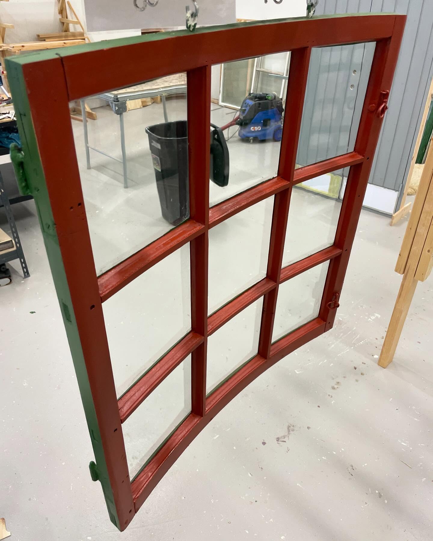 Det blir glesare mellan inläggen desto mer vår och sommar det blir😅 Men det är full rulle i verkstaden ska ni veta.
Ett böjt fönster ser ni på bilden, det var en rolig utmaning att reparera och få fint igen. De sitter i 2st trapphus i Östersund. Målad med bränd terra på insidan och thottgrön på utsidan.
#fönster #fönsterrenovering #morinsfönsterhantverk #östersund #jämtland