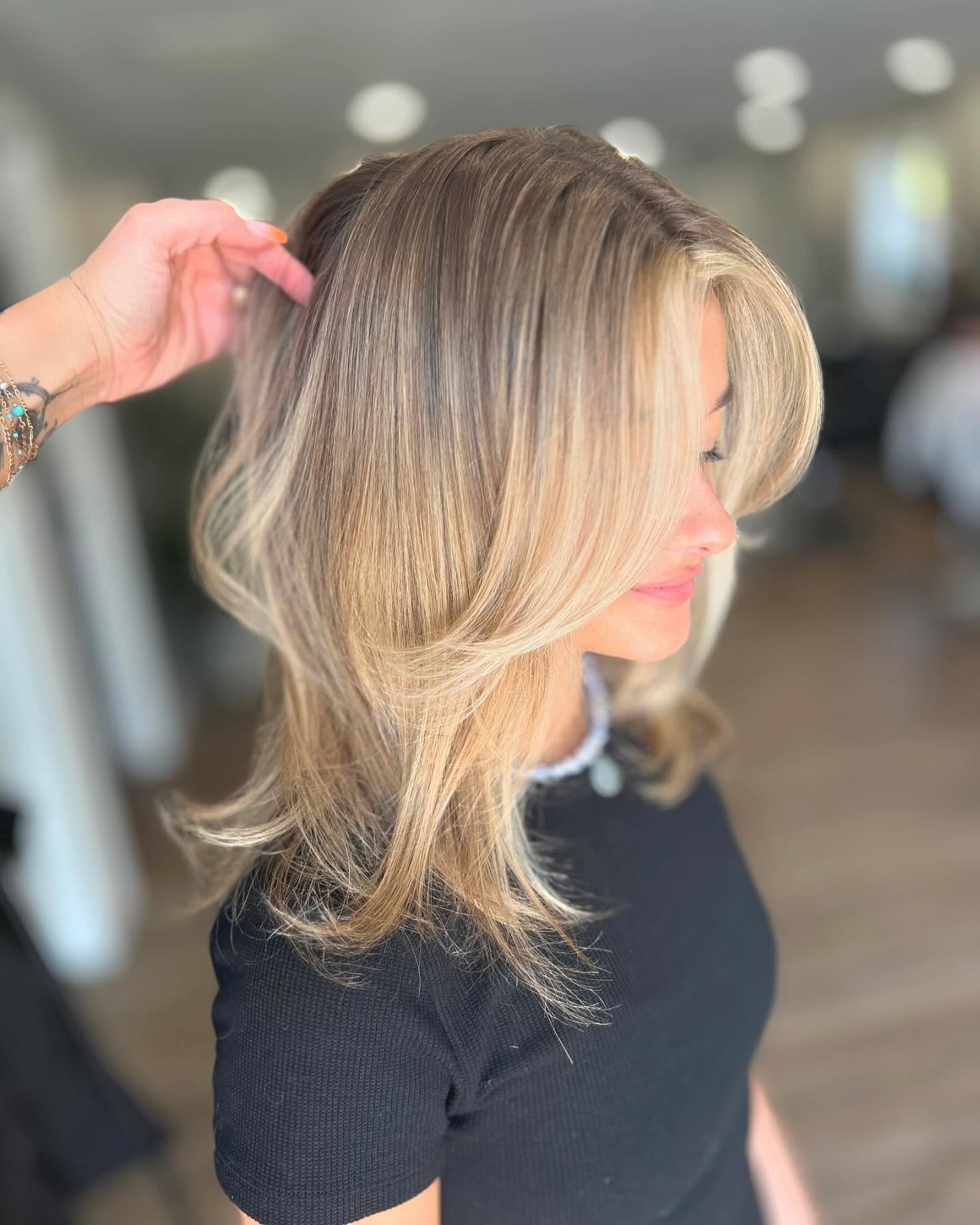 3 reasons your blonde clients are feeling solid or washed out!
1) You are applying to many foils. Not only does this take time for the client to sit longer but you also took out all the depth to make the highs to be able to shine brighter.
2) your weaving too small all over. Doing the same weave/ movement will just cause a huge amount of the same thing. Nothing will POP.
3) Space out your partial foil, full foils & pops of fun 🤩 The highlights need the time in between to grow into the natural root color to create the perfect dimension.
This also gives the perfect dimension without needing ti add color unless requested.
I normally do a full foil on the 3rd appointment. This allows the length to keep healthy and growing. as well as giving them a break in their wallets. 🙌
Today on Izzy we only did 10 foils, fresh cut & angel bangs ❤️🤪😍
@_izzyco @lanzahaircare #blondespecialists