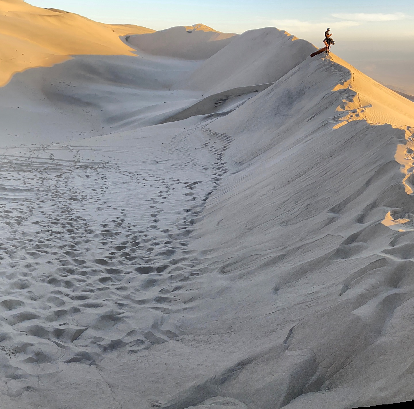 @toromatasandboardacari a punto de lanzarse en sunboard desde más de 1,000 metros de altura. Una vista increíble.