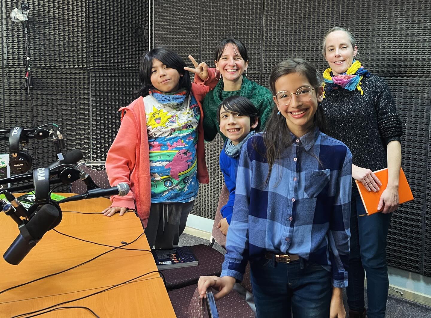 ¡Fuimos a la radio! 😸🐶🎙️
Gracias @espacio_gota_de_lluvia por invitar a GATOPERRO al programa. Era la primera vez que Leonor, Horacio y Gabriel iban a la radio y se lucieron en los micrófonos. Sin duda recordarán este día por mucho tiempo💫.
Pueden escuchar y ver el programa completo aquí
https://youtu.be/F-WY0EYbBic?si=F-bsDTj2g3G0Qdy6
@radiouachvaldivia @culturaslosrios @planlectura @culturas_cl
#radio #niñez #mascotas #revista